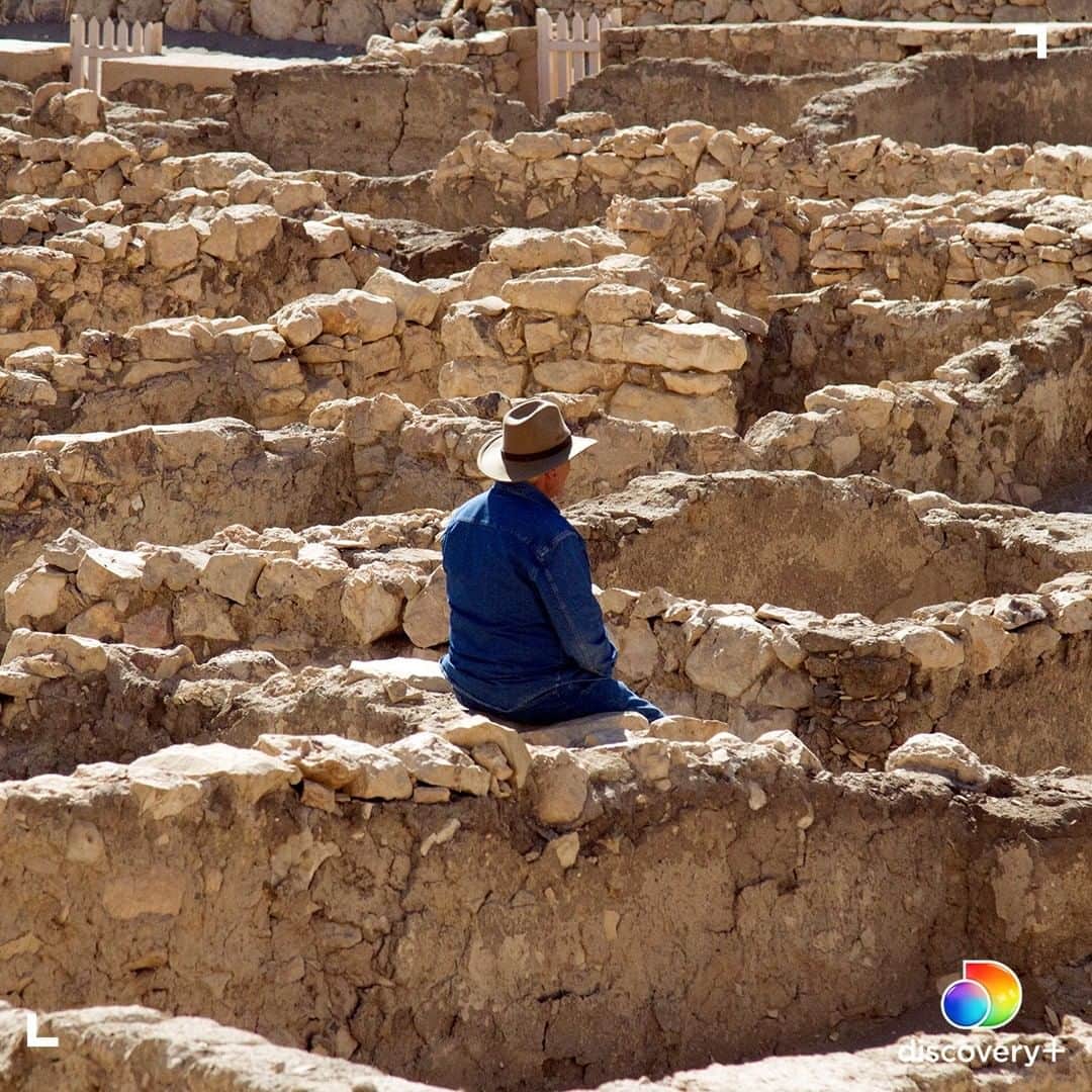 Discoveryさんのインスタグラム写真 - (DiscoveryInstagram)「The famous Valley of the Kings is a burial site in Egypt where some of the most powerful Pharaohs were once buried. Uncover the secrets of this land alongside Dr. Zahi Hawass, in the biggest excavation of the site in 100 years.   What do you think they will find? Comment below ⤵️  #ValleyoftheKings: The Lost Tombs is available to stream now on @discoveryplus. Click the link in our bio to download and subscribe.  #Egypt #kings #valley #exploration #dig #archeology #expedition」3月1日 4時00分 - discovery