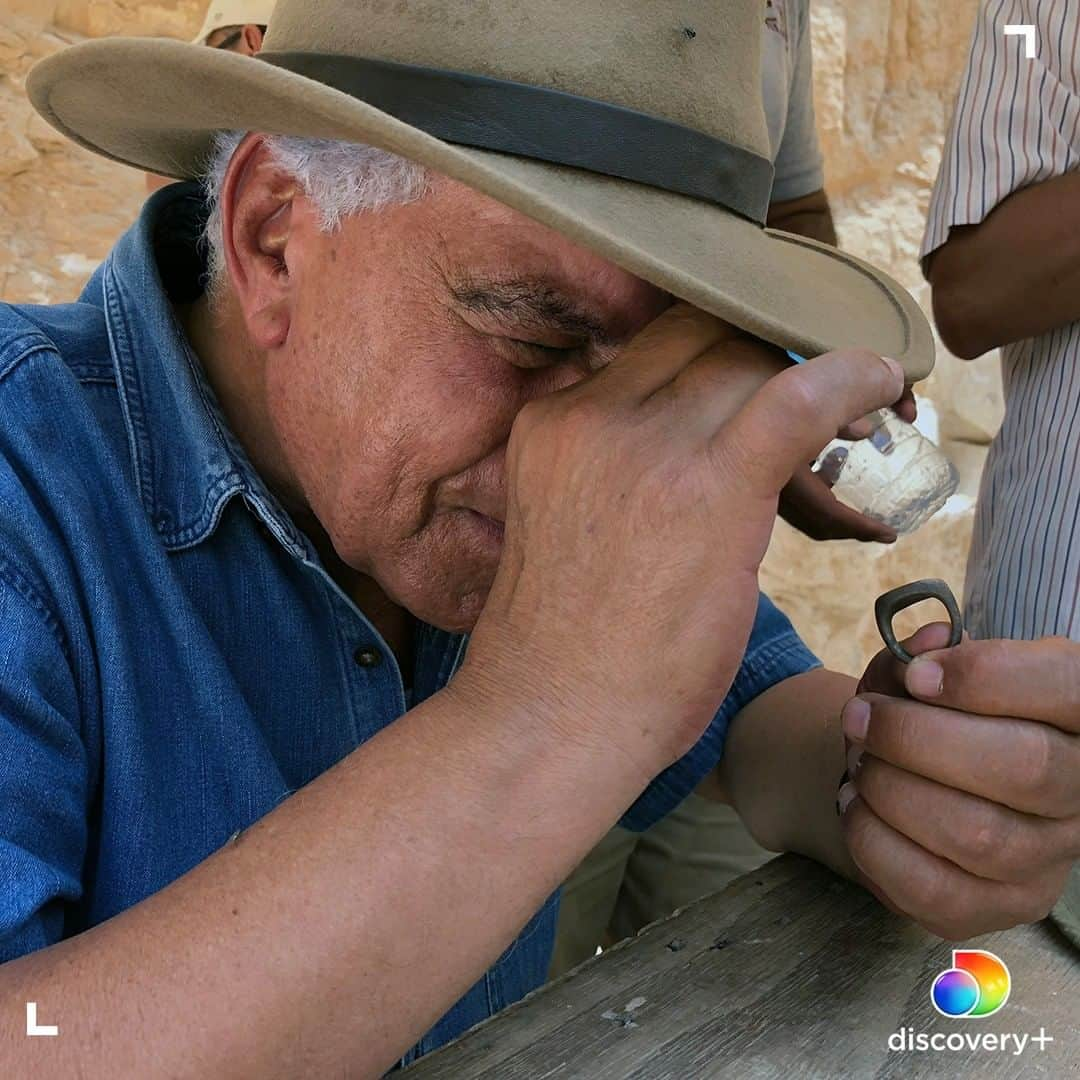 Discoveryさんのインスタグラム写真 - (DiscoveryInstagram)「The famous Valley of the Kings is a burial site in Egypt where some of the most powerful Pharaohs were once buried. Uncover the secrets of this land alongside Dr. Zahi Hawass, in the biggest excavation of the site in 100 years.   What do you think they will find? Comment below ⤵️  #ValleyoftheKings: The Lost Tombs is available to stream now on @discoveryplus. Click the link in our bio to download and subscribe.  #Egypt #kings #valley #exploration #dig #archeology #expedition」3月1日 4時00分 - discovery