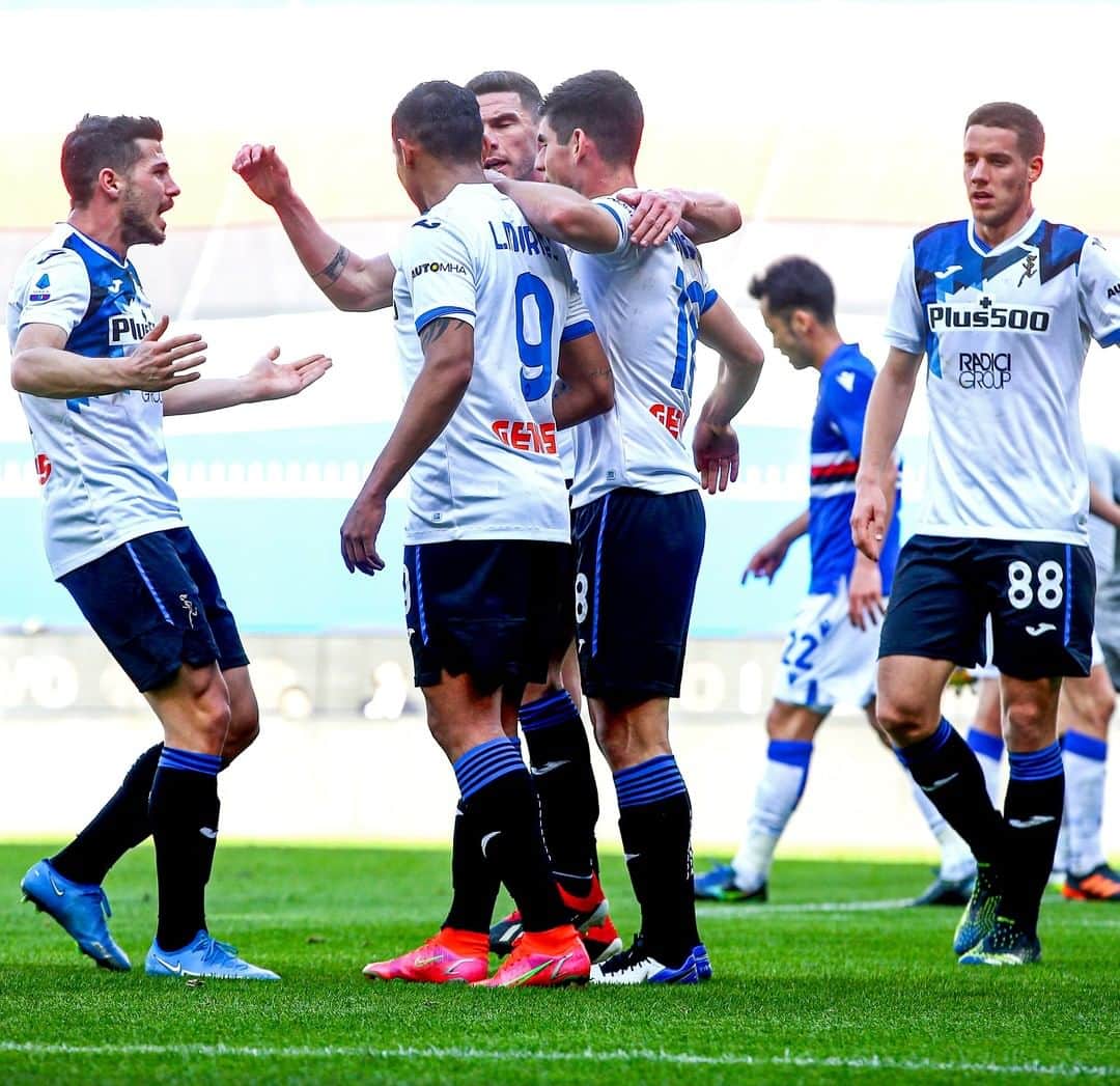 アタランタBCのインスタグラム：「Spirito di squadra! 🤝 Team spirit! 🖤💙 ⠀ #GoAtalantaGo ⚫️🔵 #Atalanta #BergAMO #ForzaAtalanta #SampAtalanta #SerieATIM」