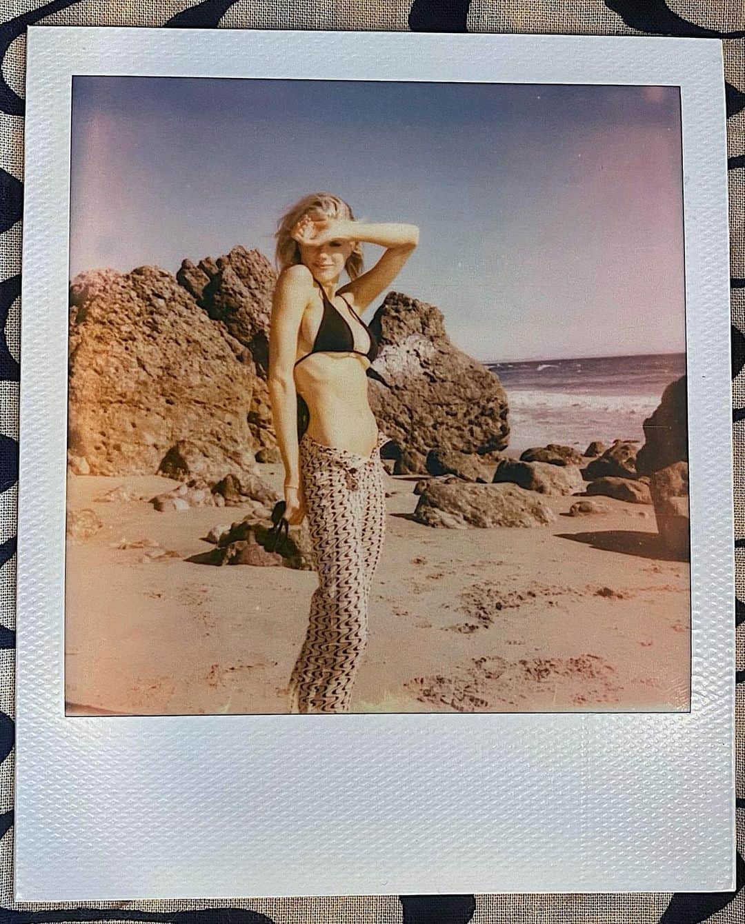 シャーロット・マッキニーのインスタグラム：「Cold and windy beach day but I’ll take it 💁🏼‍♀️」