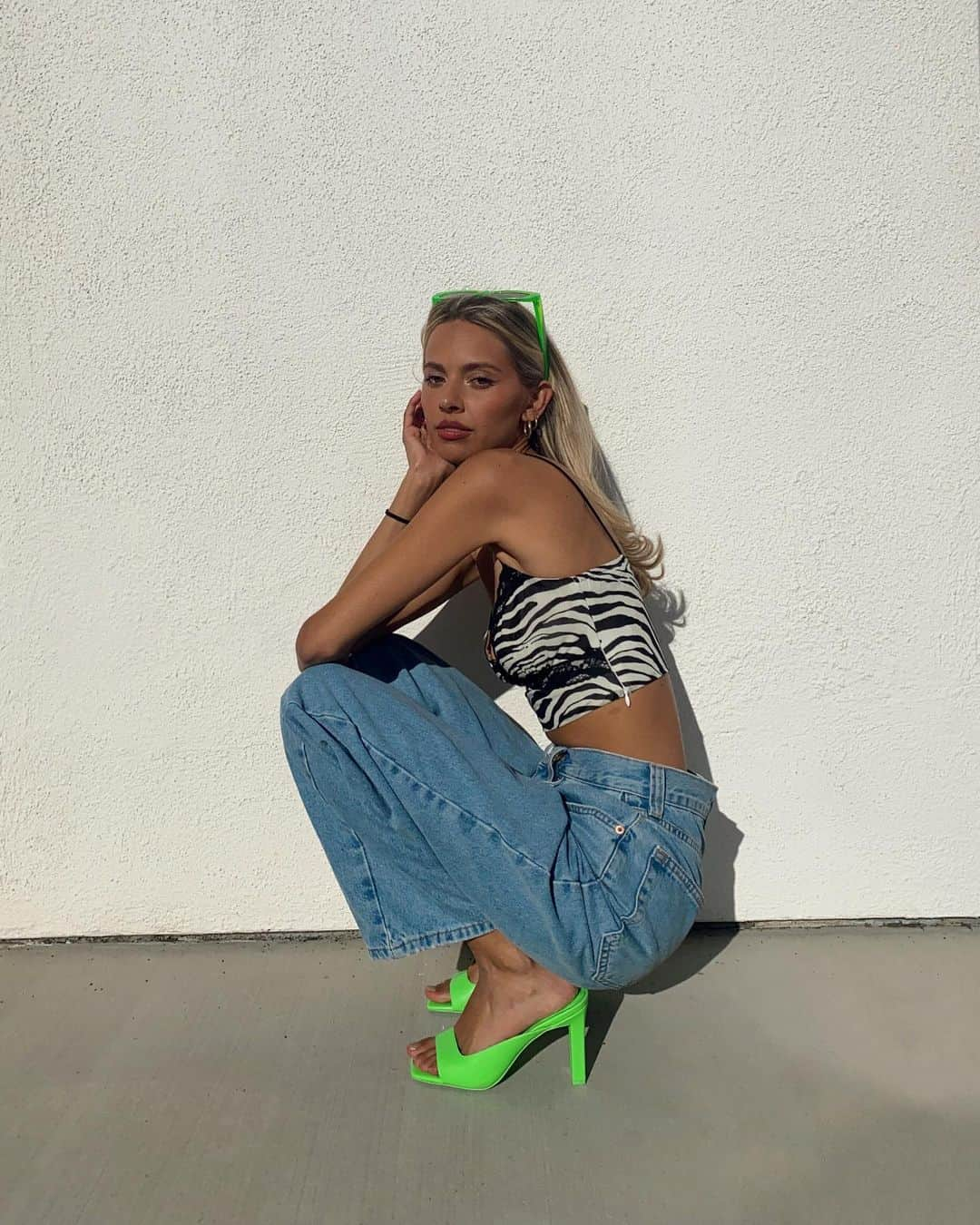 ALDO shoesさんのインスタグラム写真 - (ALDO shoesInstagram)「Neon green with envy 💚 #AldoCrew @brit_harvey matches our Gianina heels and Oloarwen sunnies in this bright & bold look. #AldoShoes」3月1日 4時04分 - aldo_shoes