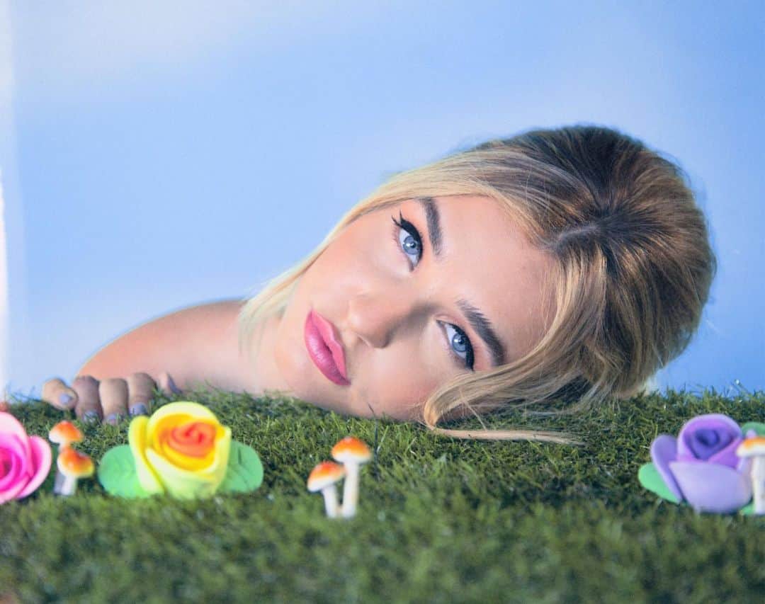 マティー・ノイズのインスタグラム：「daydreaming is a real job if ur doing it right ✨」