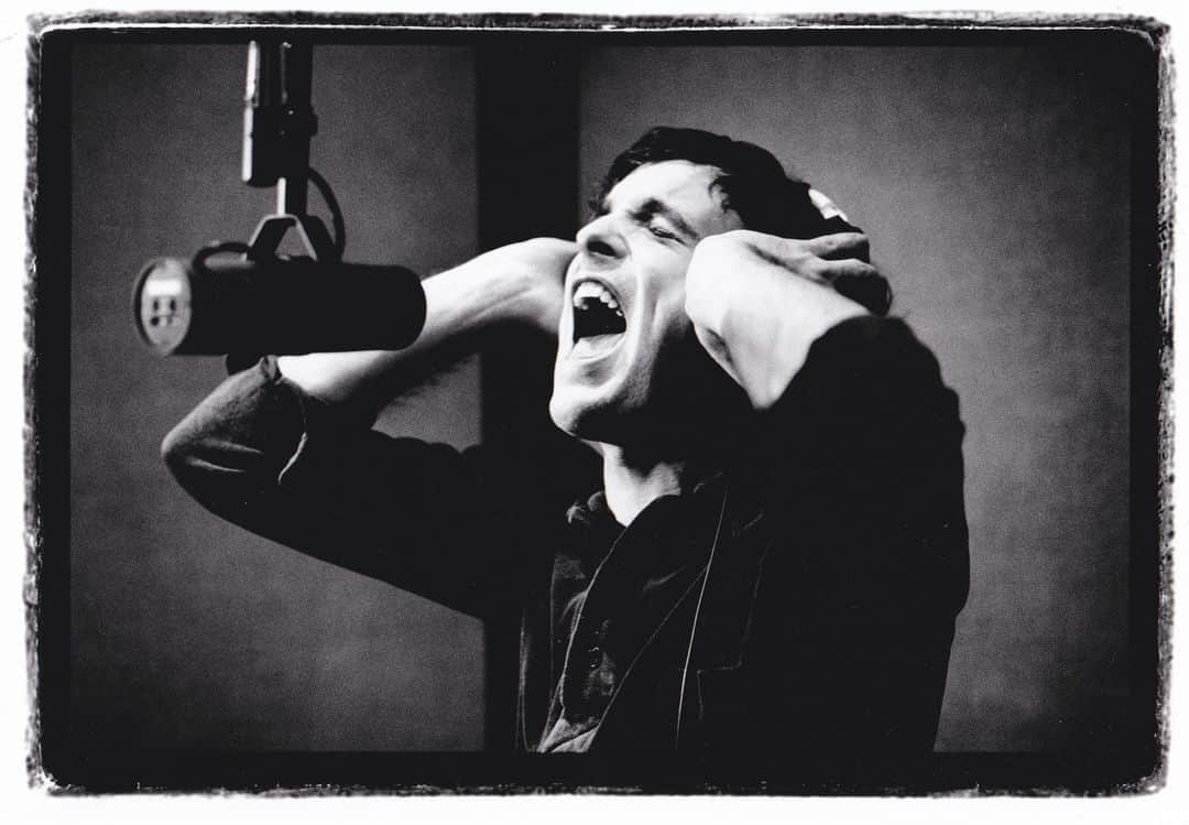 トラヴィスのインスタグラム：「My Mum has this picture on her wall. Taken by @scarletpage during the recording of 'Good Feeling' in Studio B of Bearsville Studios. Fran x」