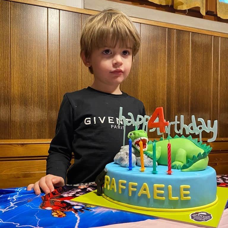 ルカ・リゴーニのインスタグラム：「Avere un figlio come te è davvero il più grande successo della nostra vita!! Buon compleanno tesoro🎉」