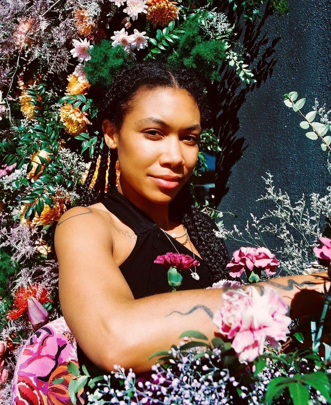 ビーツ・エレクトロニクスさんのインスタグラム写真 - (ビーツ・エレクトロニクスInstagram)「Meet Schentell Nunn of Offerings in LA, and Rugie Jalloh and Effie Cudjoe of Reflorish in NYC. These amazing women created floral design studios to spread joy and are the visionaries behind the beautiful arrangements and installations for our #FlowersForBlackWomen campaign. Ladies, this truly wouldn’t be possible without your essence, insight, and contributions to the culture, so thank you. These flowers are for you. 💐 #FlowersForBlackWomen」3月1日 4時14分 - beatsbydre
