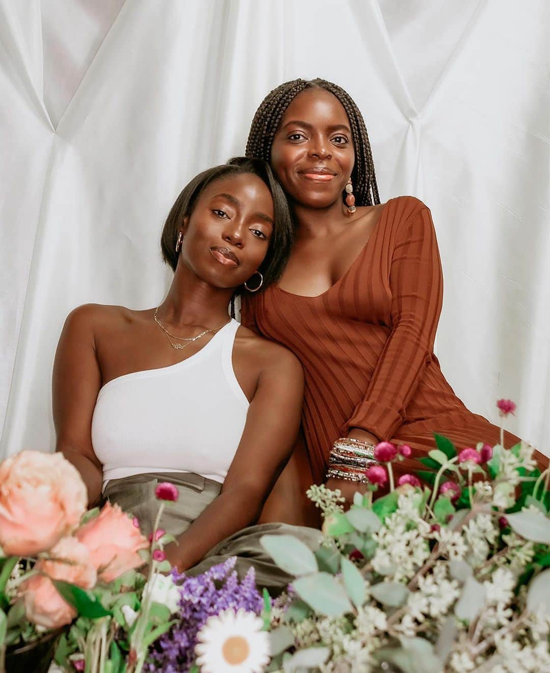 ビーツ・エレクトロニクスさんのインスタグラム写真 - (ビーツ・エレクトロニクスInstagram)「Meet Schentell Nunn of Offerings in LA, and Rugie Jalloh and Effie Cudjoe of Reflorish in NYC. These amazing women created floral design studios to spread joy and are the visionaries behind the beautiful arrangements and installations for our #FlowersForBlackWomen campaign. Ladies, this truly wouldn’t be possible without your essence, insight, and contributions to the culture, so thank you. These flowers are for you. 💐 #FlowersForBlackWomen」3月1日 4時14分 - beatsbydre