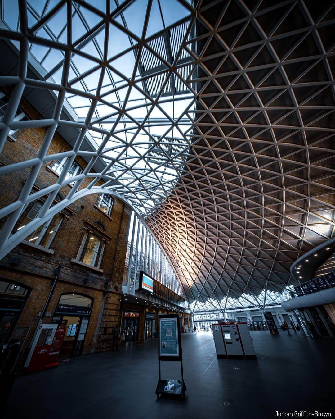 @LONDON | TAG #THISISLONDONさんのインスタグラム写真 - (@LONDON | TAG #THISISLONDONInstagram)「Incredible photos of #KingsCross by @griffie.visuals! 🔥📸❤️ The Western Concourse is the largest single-span structure in Europe, and was actually inspired by Victoria glasshouses like Kew Gardens, and designed to give passengers an uplifting experience before embarking on their journey. The £547M conversion of the station had to factor in all of its Grade I structures, be triple the size, whilst not placing additional load on the Grade I structures, and had to be ready on time for the 2012 olympics, and not cause a single delay to a train departure or arrival. They nailed it. Pretty incredible huh?! 🤷🏻‍♂️😱🥰🥳💪🏼  ___________________________________________  #thisislondon #lovelondon #london #londra #londonlife #londres #uk #visitlondon #british #🇬🇧 #kingscrossstation #networkrail #tfl #transportforlondon #londonhistory」3月1日 4時17分 - london