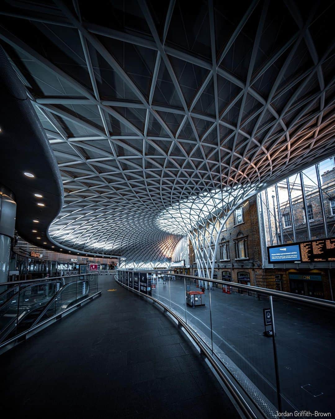 @LONDON | TAG #THISISLONDONさんのインスタグラム写真 - (@LONDON | TAG #THISISLONDONInstagram)「Incredible photos of #KingsCross by @griffie.visuals! 🔥📸❤️ The Western Concourse is the largest single-span structure in Europe, and was actually inspired by Victoria glasshouses like Kew Gardens, and designed to give passengers an uplifting experience before embarking on their journey. The £547M conversion of the station had to factor in all of its Grade I structures, be triple the size, whilst not placing additional load on the Grade I structures, and had to be ready on time for the 2012 olympics, and not cause a single delay to a train departure or arrival. They nailed it. Pretty incredible huh?! 🤷🏻‍♂️😱🥰🥳💪🏼  ___________________________________________  #thisislondon #lovelondon #london #londra #londonlife #londres #uk #visitlondon #british #🇬🇧 #kingscrossstation #networkrail #tfl #transportforlondon #londonhistory」3月1日 4時17分 - london