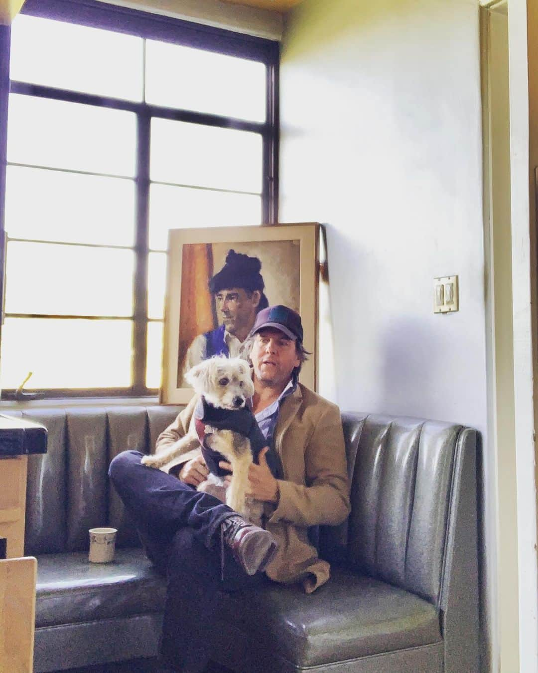 ジェイ・ハガリーさんのインスタグラム写真 - (ジェイ・ハガリーInstagram)「When the world really opens again its  going to be an adjustment for my half- schnauzer friend who’s name I won’t mention. #donttellher #rescue @barknbitches」3月1日 4時25分 - jayhuguleyofficial