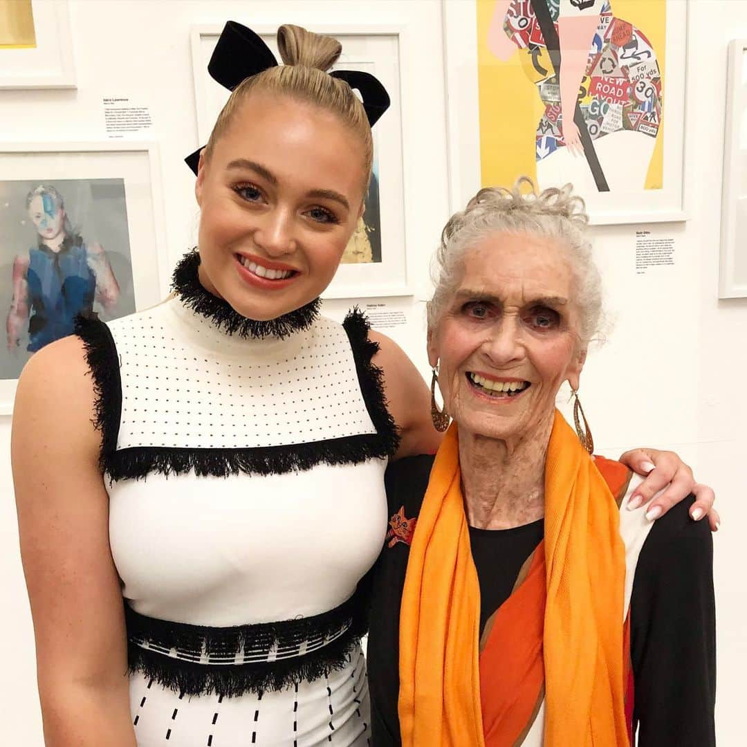 ダフネ・セルフさんのインスタグラム写真 - (ダフネ・セルフInstagram)「Missing being social and doing interesting things like exhibitions here with the beautiful @iskra at the 100 women  exhibition #tb #100womenexhibition by @showstudio @nick_knight @models1 #fashion #model #painting #art #lockdown #london #2018 #greyhair #diversity」3月1日 4時36分 - daphneselfe