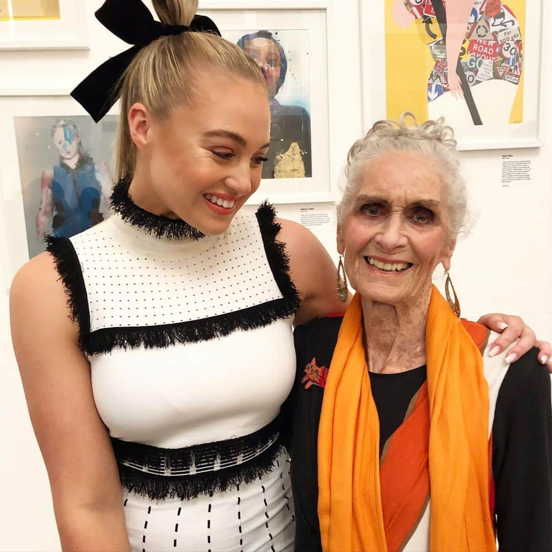 ダフネ・セルフさんのインスタグラム写真 - (ダフネ・セルフInstagram)「Missing being social and doing interesting things like exhibitions here with the beautiful @iskra at the 100 women  exhibition #tb #100womenexhibition by @showstudio @nick_knight @models1 #fashion #model #painting #art #lockdown #london #2018 #greyhair #diversity」3月1日 4時36分 - daphneselfe