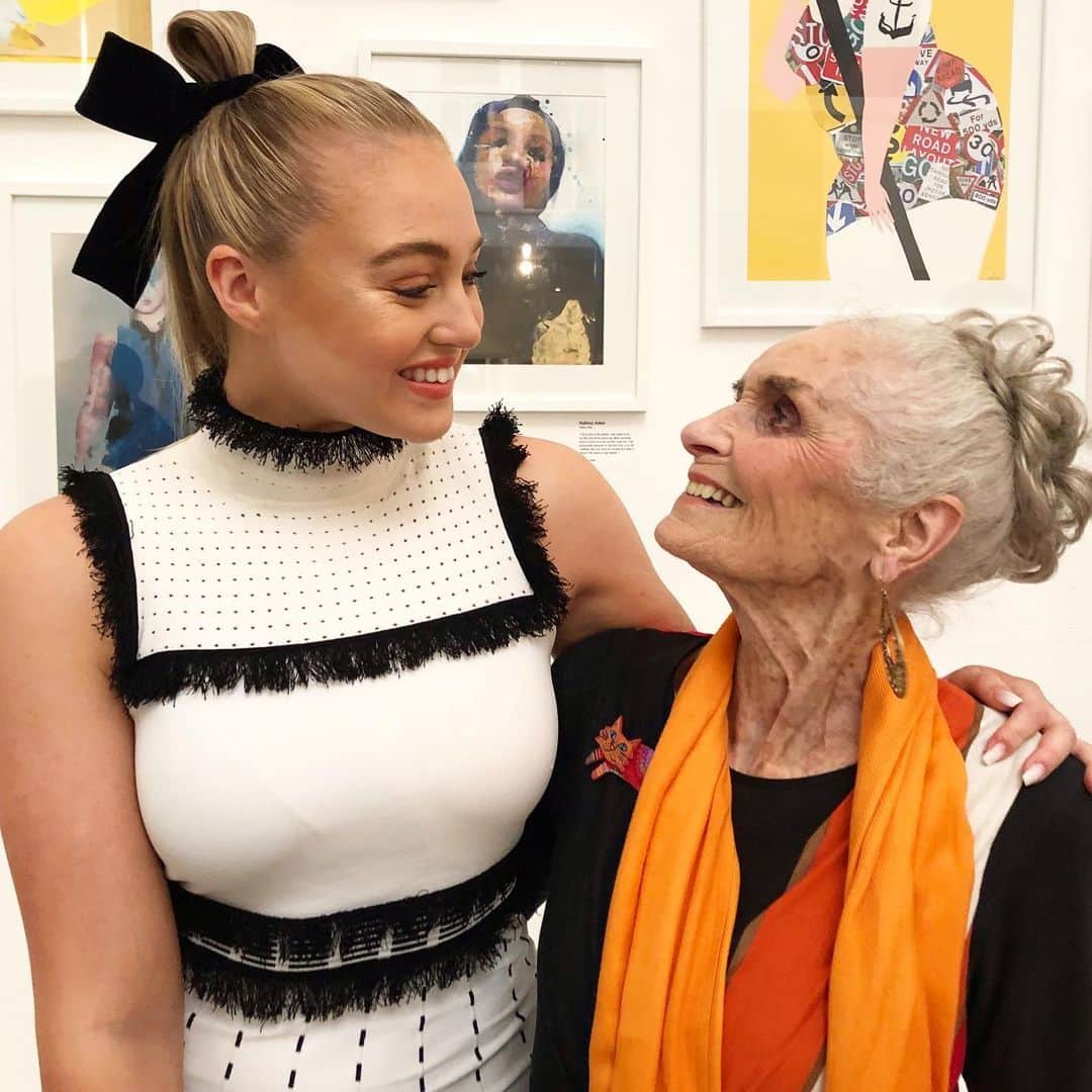 ダフネ・セルフのインスタグラム：「Missing being social and doing interesting things like exhibitions here with the beautiful @iskra at the 100 women  exhibition #tb #100womenexhibition by @showstudio @nick_knight @models1 #fashion #model #painting #art #lockdown #london #2018 #greyhair #diversity」