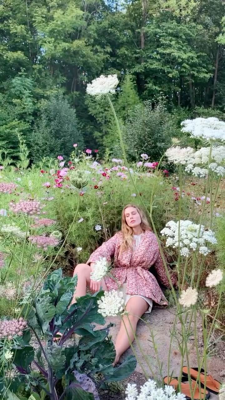 バイティモのインスタグラム：「The perfect layering piece for spring! We are proud to introduce our padded jackets. Lightly padded and quilted, made in our soft 100% sustainably made viscose. The fabric have a little jacquard detail woven into it, giving it a bit of shine as well ✨ Find it online at byTiMo.com #bytimo #youarebeautiful」