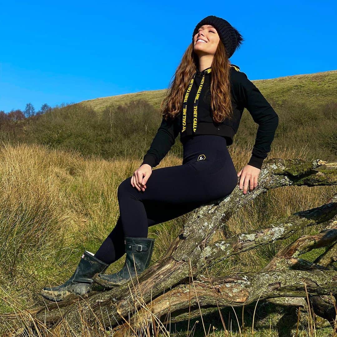 のインスタグラム：「Smiling because of the beautiful sunshine.... Oh, and because my mate @theycallmelocksmith sent me some of his epic hoodies 😉☀️💛  #smile #happy #happyday #walk #longwalk #outdoors #greatoutdoors #countryside #bobblehat #wellies #dirtywellies #sun #sunshine #hoodie #leggings #gymleggings #theycallmelocksmith #sunday #sundayfunday #adventure」