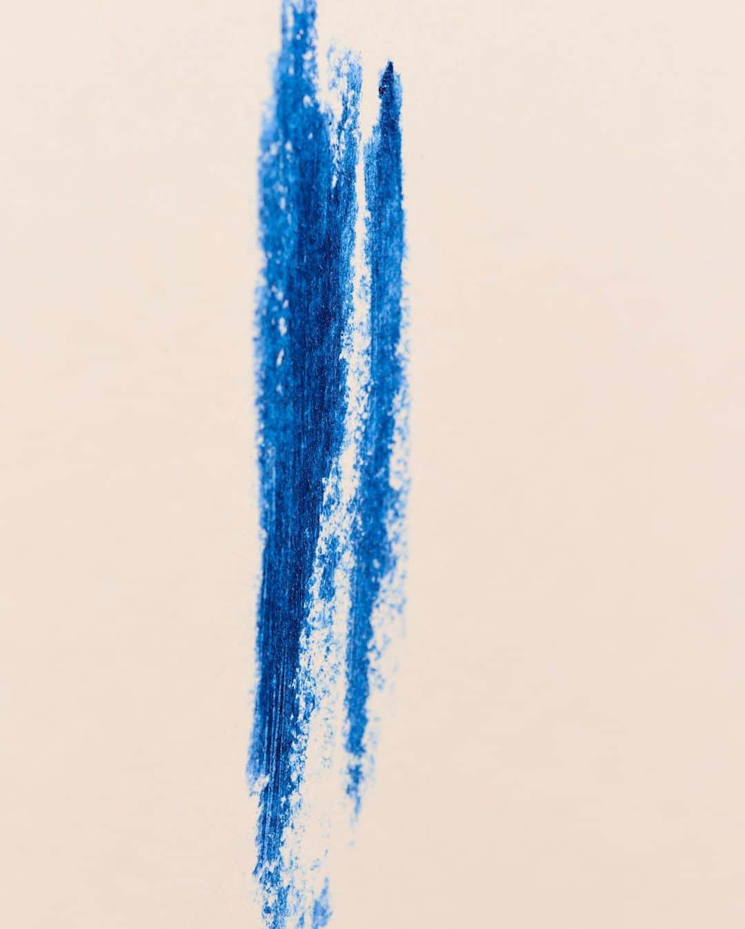 シャネルさんのインスタグラム写真 - (シャネルInstagram)「A party in a pencil. STYLO YEUX WATERPROOF Eyeliner in Fervent Bleu is all you to liven up your look – day or night. Discover more on @chanel.beauty --- #CHANEL5Rules #CHANELMakeup」3月1日 4時51分 - chanelofficial
