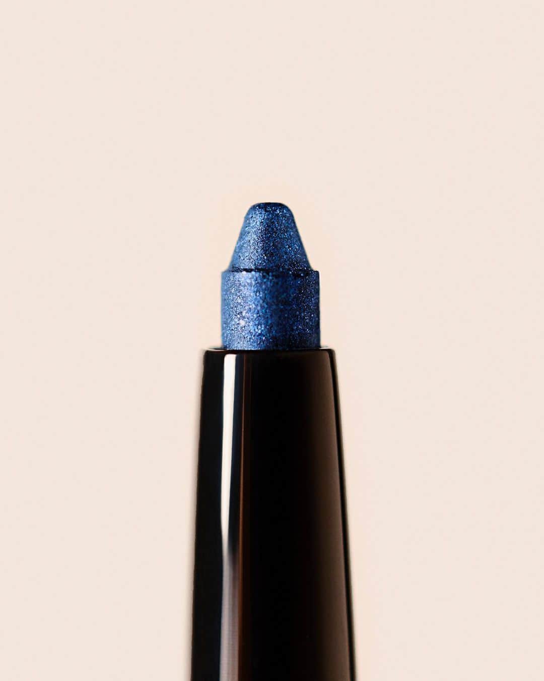 シャネルさんのインスタグラム写真 - (シャネルInstagram)「A party in a pencil. STYLO YEUX WATERPROOF Eyeliner in Fervent Bleu is all you to liven up your look – day or night. Discover more on @chanel.beauty --- #CHANEL5Rules #CHANELMakeup」3月1日 4時51分 - chanelofficial