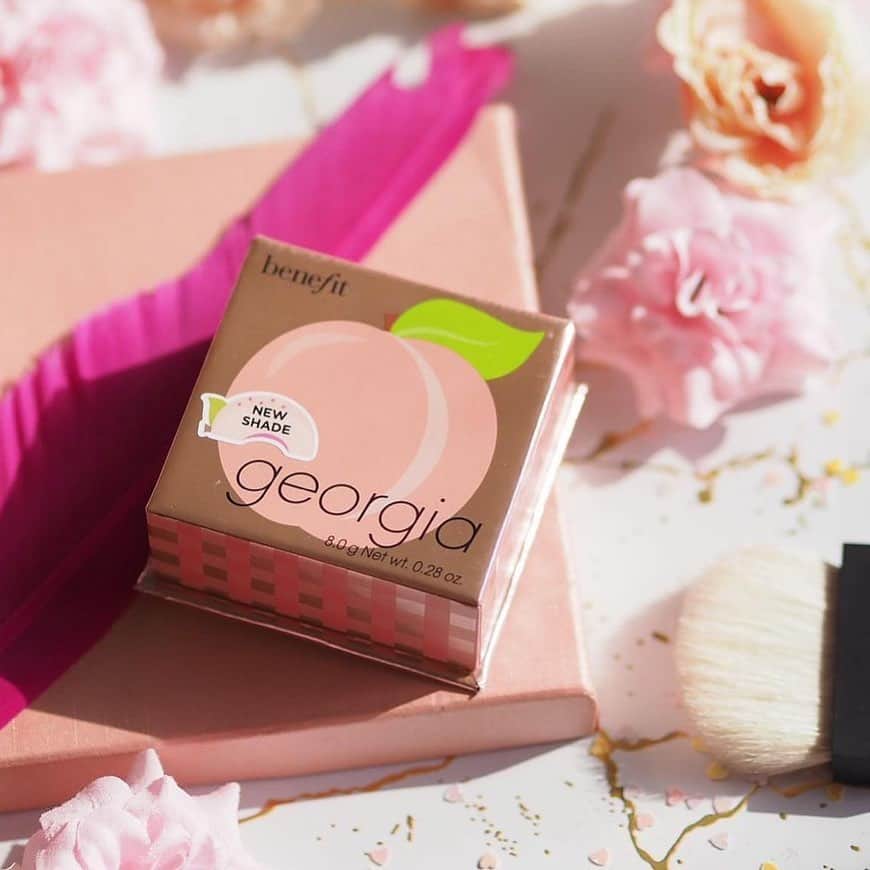 Benefit Cosmeticsのインスタグラム：「Pretty as a peach 🍑 Dress your cheeks in their Sunday best with Georgia Blush! 📸: @andrea.beautybay #benefit」