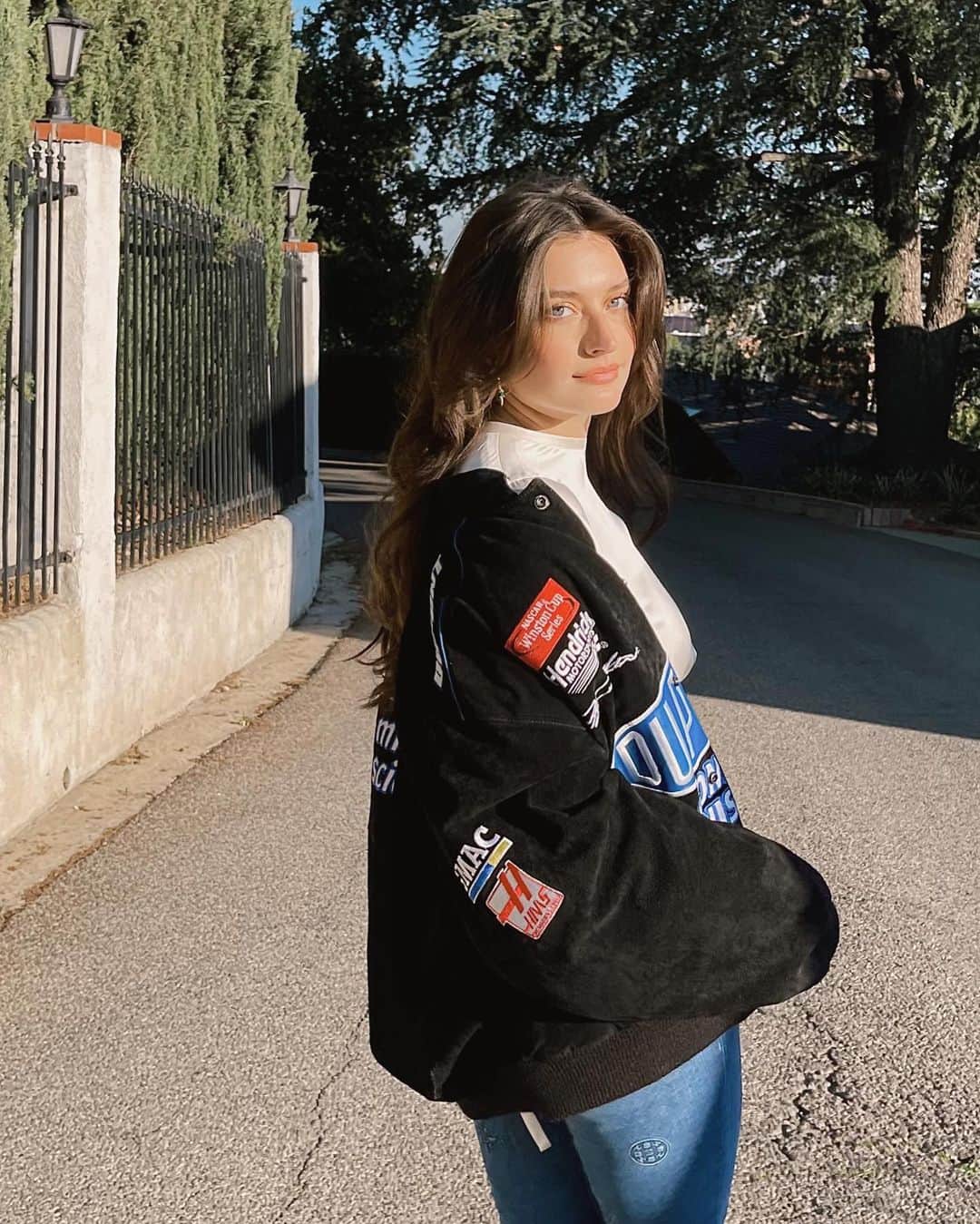 ジェシカ・ジェーン・クレメントのインスタグラム：「Not me walking around in a racing jacket with my expired driver’s license 🏎💨」