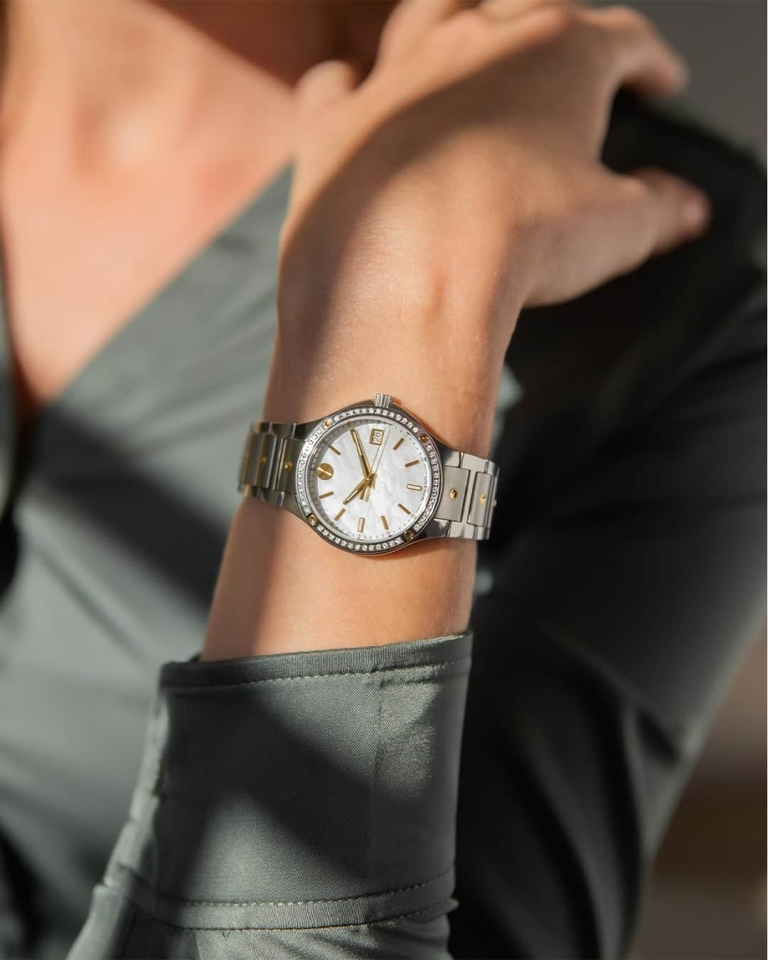 モバードのインスタグラム：「A celebration of beauty and design.  The new #MovadoSE collection highlights its beautiful bracelet with dot accents that honors the iconic Movado dot at high noon. Click the product tag to learn more and shop today.」