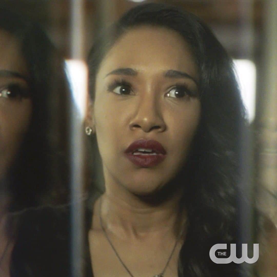The CWのインスタグラム：「It takes a real hero to fight the darkness. @cwtheflash returns Tuesday at 8/7c! Stream next day free only on The CW. #TheFlash」