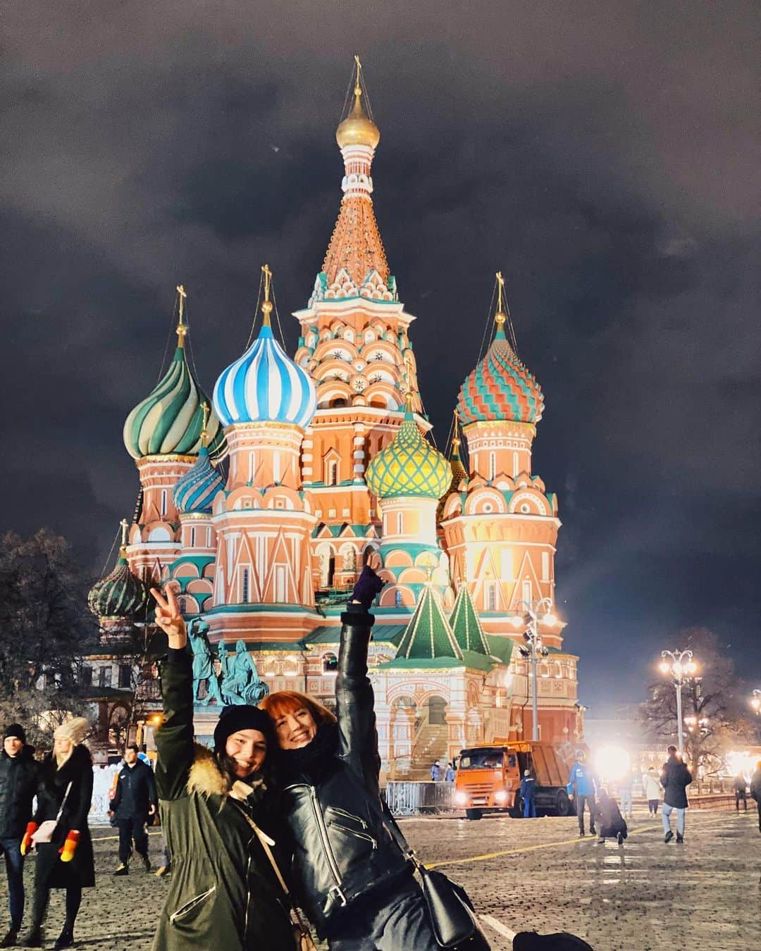 ティファニー・ザホースキさんのインスタグラム写真 - (ティファニー・ザホースキInstagram)「I couldn’t think of a better Sunday evening than walking around being tourists with your best friend ❤️ I Love you!!! 🥰」3月1日 5時02分 - tiffytaz