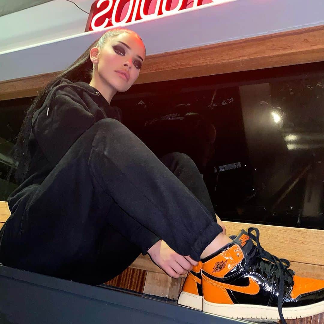 NISRINA SBIAのインスタグラム：「Don’t mind the way I tied them plz 🤫」
