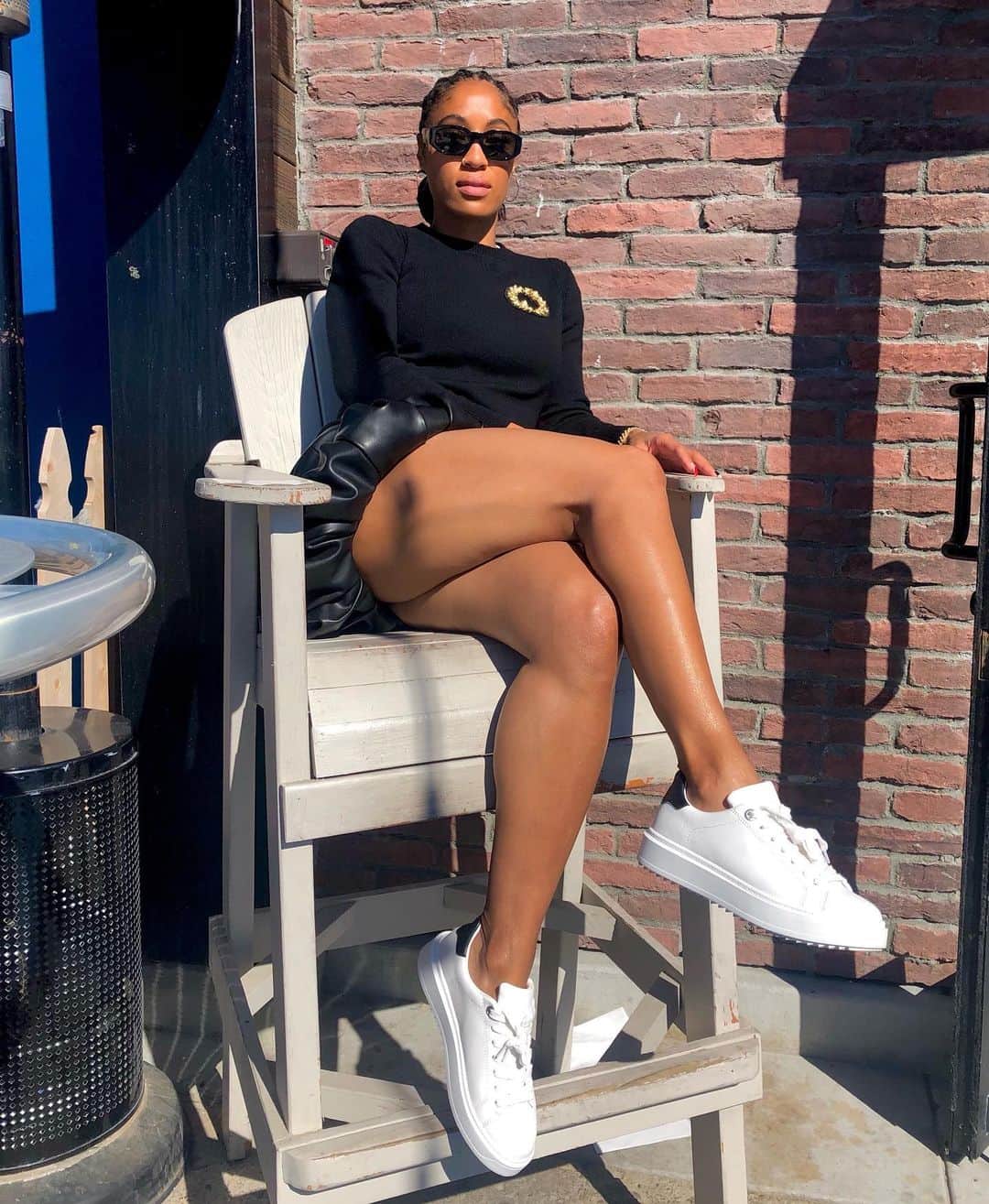 のインスタグラム：「EXTRA EXTRA read all about it! Who else lovesssss shoes?! I’ve been so hype to tell y'all that I've partnered with @dsw (YAY!) and now I’m gonna be showcasing all the 🔥 shoes they have for everybody, every activity, and every budget. It's lit! Why choose ONE shoe brand when you can get them alllll @DSW! 😍😁   #MyDSW #DSW_Partner  #goqueengo #queenharrison #funfastfab」