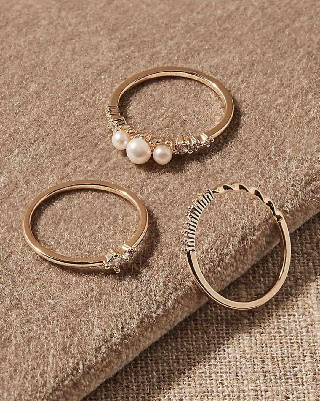 セレフィーナのインスタグラム：「ringing in the spring season 💐 ft. bancroft ring set」