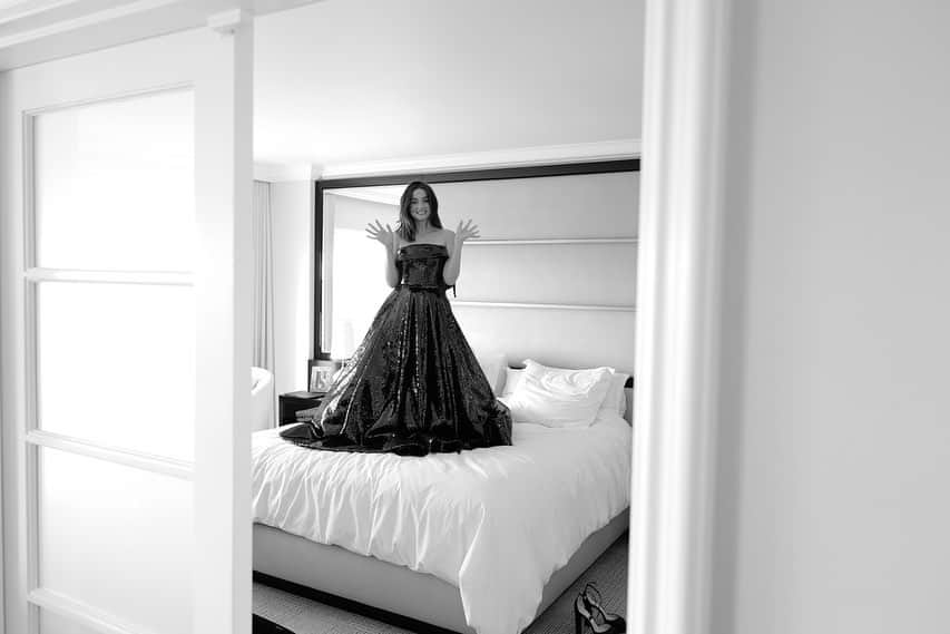 アナ・デ・アルマスのインスタグラム：「✨ #goldenglobes2020 ... when @gregwilliamsphotography came to my hotel suite before the ceremony, and my amazing glam team was working their magic! #goodtimes @knivesout」