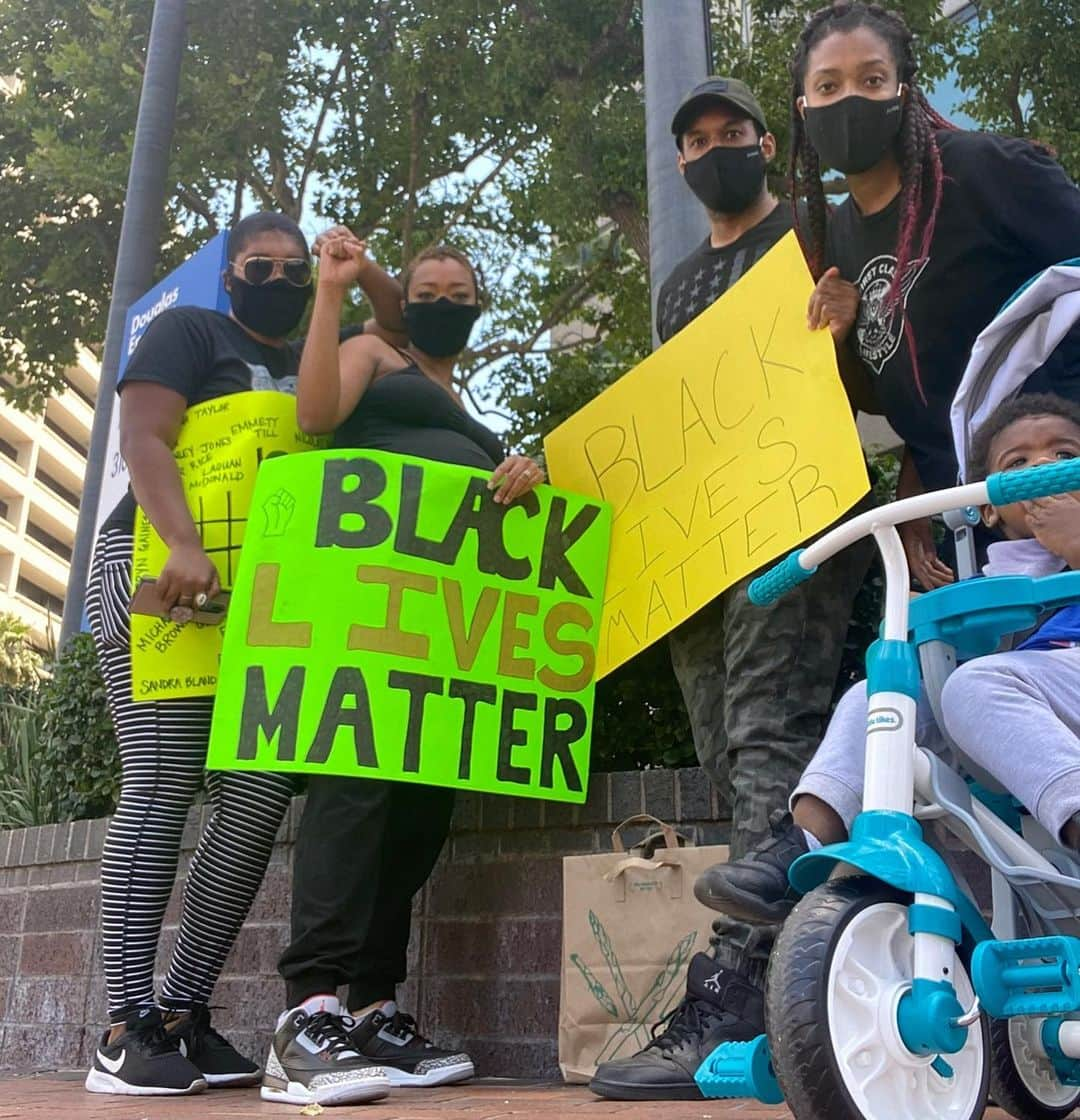 ソネクア・マーティン＝グリーンのインスタグラム：「Throwback to June 2020. We were a tiny but committed group at a random intersection in the valley. (Kenric was here too, just not pictured.) It was humbling, enlivening, affirming. A very small contribution to the movement but one we felt was necessary. It was a surreal experience to be right in the midst of that kind of #blackhistory being made. I’m filled with gratitude and respect for the shoulders we all stand on, for everyone who keeps fighting for change, and for those who had boots on the ground (and always will). Last day of #blackhistorymonth y’all. The revelation and celebration continues...✊🏽🖤」