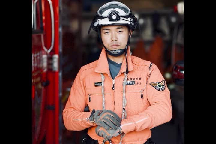 イノウエアツヒロのインスタグラム：「・  【ご報告】  皆様ご無沙汰しております！　 この度私イノウエアツヒロは、 令和3年2月28日をもって約9年間お世話になった熊本市消防局を退職いたしました！ 多くの災害現場や諸先輩方、同期達、頼もしい後輩達との日々の生活、訓練等を通じて人間として本当に成長させていただき、とても充実した9年間となりました！  私の人生の師匠である小森さん、古田さん、そして消防人生の半分を過ごしたレスキュー隊として、同年月の苦楽を共にした親友の村田悠ちゃんはじめ、お世話になった方々には、いくら述べても足りない程の感謝の想いがございます！  本日から私は  経営者として新しい人生のステージを歩んでまいります。  ここ数年、色んな方々と出会い、ビジネス、歴史、経済、世界について色々な事を勉強させていただき、また自分でも様々な分野を学習してまいりました。 そして、様々な刺激をいただける恩人や友人との再会がありました。  そんな中で、いつしか自分で起業して会社を起こし、ビジネスをやりたいという想いや、海外に移住したり、世界中を自分の目で見て回りたいという想いが強くなってゆきました。  消防士である自分の事も好きでしたし、消防の仕事や、消防の仲間といる時間の居心地が良く本当に楽しくて、中々踏ん切りがつかずにおりました  しかし、ひょんな事がきっかけで、消防人として生きる事よりも  経営者として事業を行い、ビジネスの世界で生きていきたいという気持ちに切り替わりました。  これからは厳しいビジネスの世界に身を投じて参ります。  コロナ禍でもあり、そうでなくても一筋縄ではいかない茨の道である事は重々承知ではございますが、自分の可能性を試したいという想いと、一度きりの人生を後悔なく精一杯生きるために決断いたしました。  会社経営という、右も左も分からぬ新たな人生が始まります  その肩書きに見合った心身と、会社の実績を兼ね備えた経営者となれるよう  これからは経営を共にする恩人をはじめ、提携会社様など様々な方のサポートをいただき経営という仕事をしていくわけではありますが、家族を幸せにする事を最念頭におきまして、全速力で邁進して参ります。  こんな時期に公務員という安定を捨て挑戦する事に様々なご意見があるかとは思いますが、しっかりとした経営計画と夢のある展望、謙虚な心で、真の安定を目指してポジティブに一歩一歩こつこつと進んでいこうと思っております。  ２、3年内には一度海外での生活もしたいとも考えており、この1.2年でしっかりと会社の基盤を作りたいと思っております。  やってみたい事業も山程あります。  時間がいくらあっても足りない程、やりたい事が沢山あり困ったもんですが  新生・イノウエアツヒロの新しい挑戦を暖かく見守っていただけたらと思います！  消防人として生きた9年間、決して無駄にはいたしません。 いずれ消防にも恩返しができるよう 人を大切にして、新しい人生を生きたいと思います。 仲間達との思い出が詰まった消防生活、最高でした！  消防の皆さん、ありがとうございました！ お世話になった事を忘れずに、今後も何かしらの形で消防と関わっていけたらと思っています。  現場や訓練等で怪我をしたりしないよう そして絶対に命を落としたりしないように、充分に気をつけられて活動してください。  長くなりましたが、ご報告でした。 これこらもどうぞよろしくお願いいたします。」