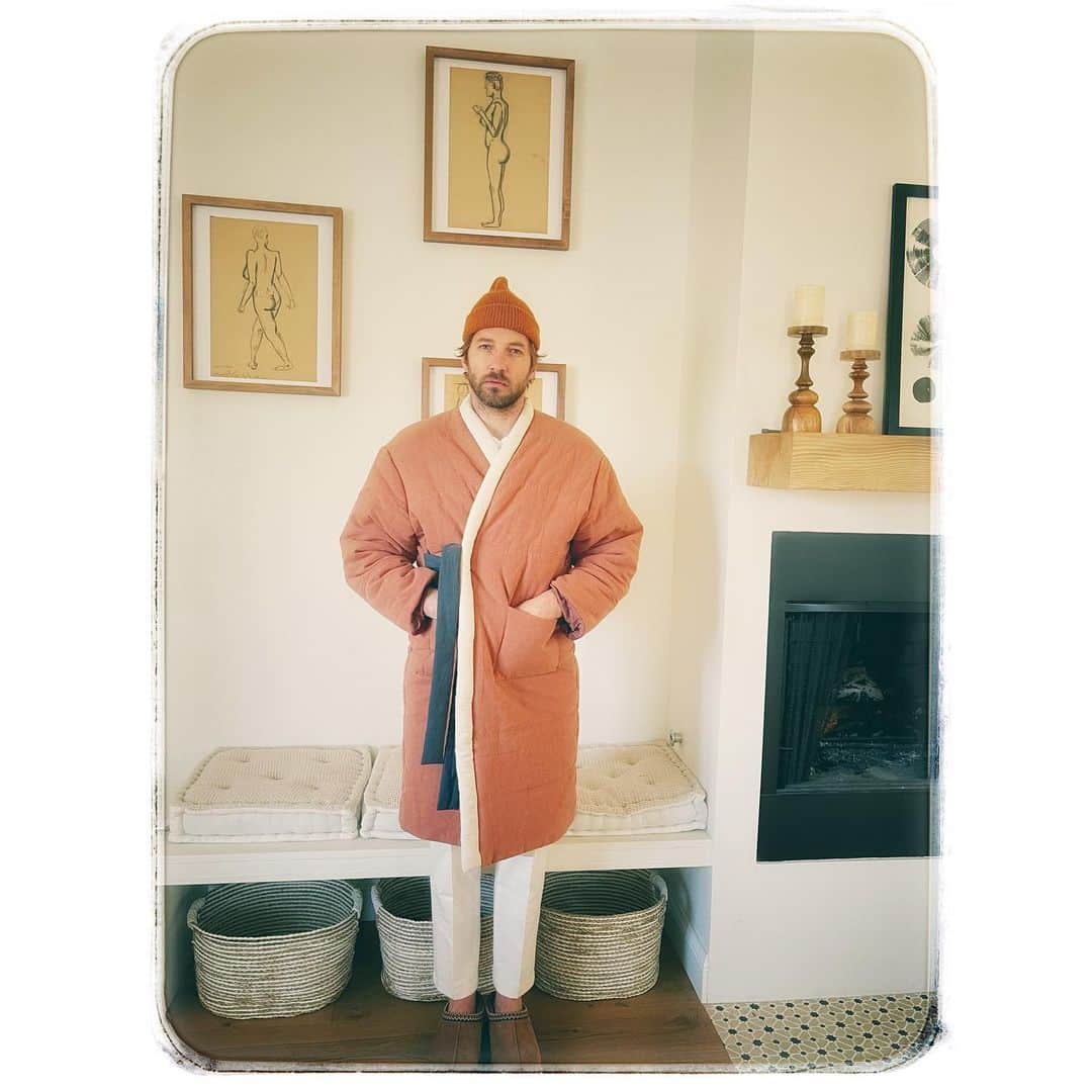 のインスタグラム：「I never have to go to bed. I’m always in bed.  #cozylife #homecoat    🔥 @offhours.co 🔥」