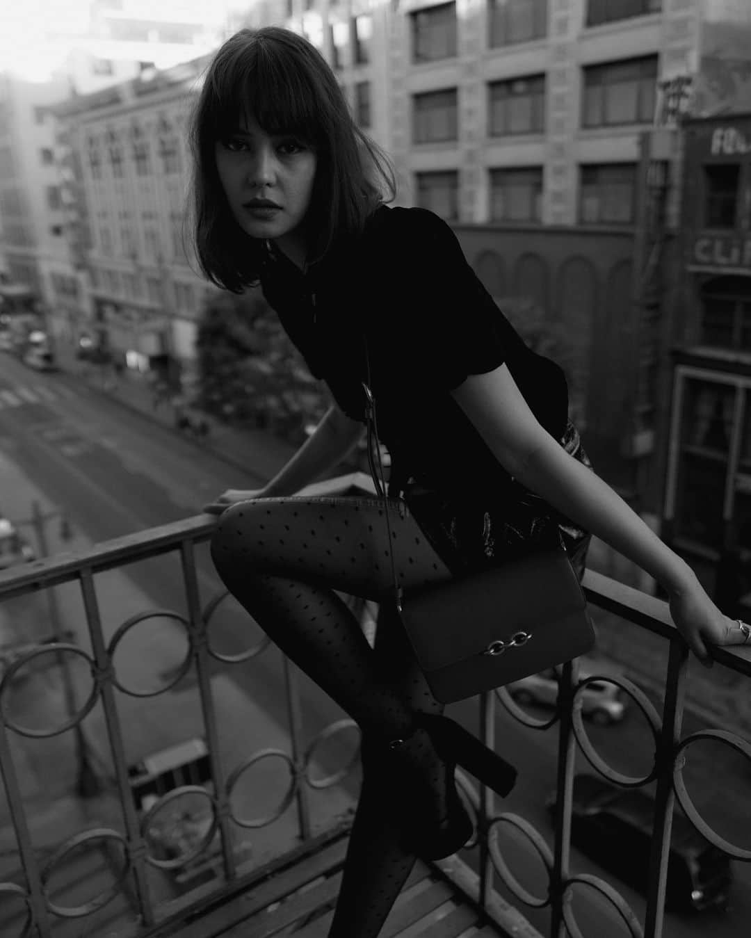 コートニー・イートンのインスタグラム：「YSL 🐇   Thank you @anthonyvaccarello @ysl #maillonbag」