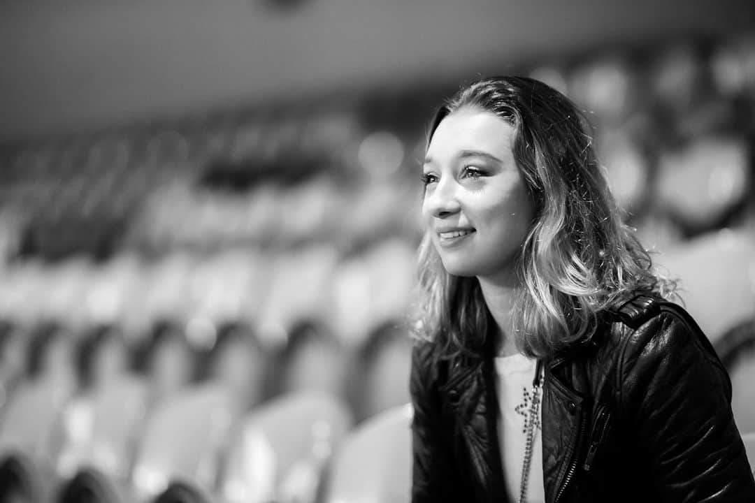 ローラ・エスブラのインスタグラム：「Je suis qu’un enfant de l’hiver, dans l’attente du printemps éternel...🌸」