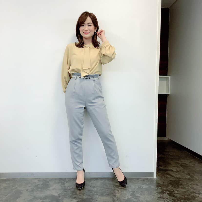 TBS「あさチャン！」のインスタグラム：「Today's しのりな Fashion🌼 ・ スタイリストさんからのポイント💁🏻‍♀️🍀 ジャケットやカーディガンのインに重ねやすく、 長いシーズン着回せるボウタイ付きブラウスは、 きれいめボトムスと合わせたスタイルが スッキリきまってオススメです☺️！ パンツはあえて、付属のリボンを使用せずに、 ベルトに変えることで、 カジュアルな雰囲気から綺麗めな雰囲気に変わるので、 ぜひ試してみてください🤗✨ ・ トップス→vis パンツ→Noela ・ きょうから3月ですね🌸 東京も日中はポカポカ陽気で 暖かくなるそうですよ☀️ 今週もがんばりましょう🎶 ・ ・ #tbs #あさチャン #アナウンサー #篠原梨菜 #しのりな #しのりなコーデ」