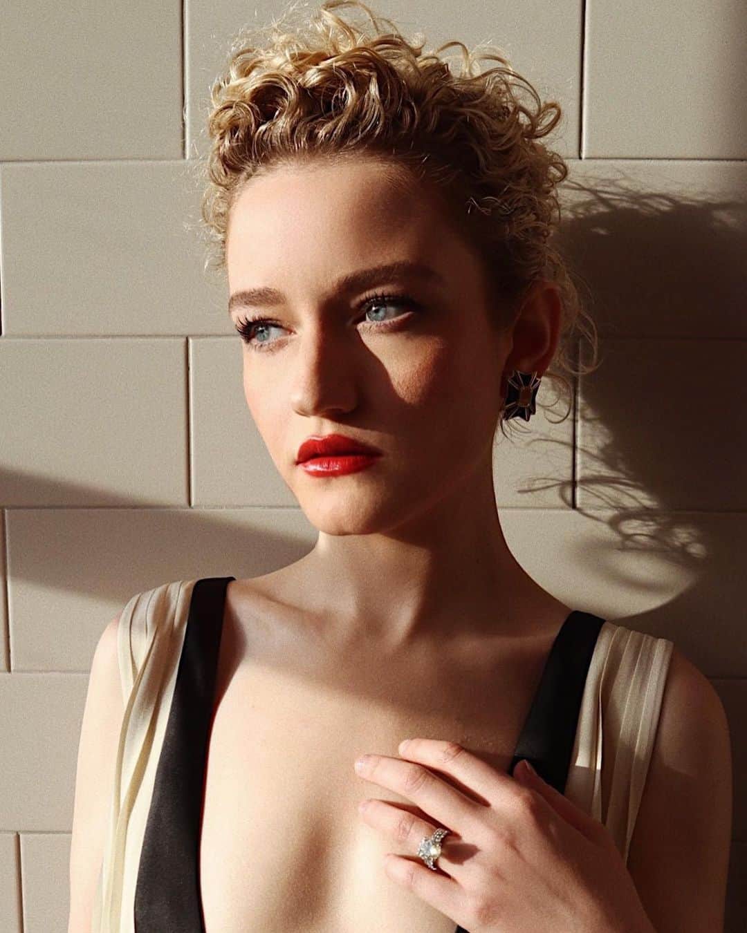 Hung Vanngoさんのインスタグラム写真 - (Hung VanngoInstagram)「#JuliaGarner (@juliagarnerofficial) for the #GoldenGlobes Awards this evening ❤️. Styling  @elizabethsaltzman  Nails @tony748474  Hair @bobbyeliot  Makeup @hungvanngo using @chanel.beauty @welovecoco  #welovecoco #WorkingWithChanel ❤️ Here is a full products breakdown:  SKIN PREP: Hydra Beauty Nourishing Lip Care Hydra Beauty Micro Serum Intense Replenishing Hydration Hydra Beauty Micro Gel Yeux Intense Smoothing Eye Gel Hydra Beauty Micro Creme Fortifying Replenishing Hydration  FACE: Le Beiges Healthy Glow Foundation Hydration and Longwear in shade BR22 Le Correcteur De Chanel Longwear Concealer in shade 10 Le Beiges Healthy Glow Bronzing Cream (Soleil Tan Bronze Universel) Le Beiges Healthy Glow Sheer Powder in shade 20 Baume Essentiel in shade Printanier Fleurs De Printemps Blush and Highlighter Duo  EYEBROWS: Crayon Sourcils in 10 Blond Cendre Le Gel Sourcils in 350 Transparent  EYES: La Base Ombre Q Paupieres Longwear Eyeshadow Primer Ombré Premiere Longwear Cream Shadow in shades 844 Gemme Doree and 840 Patine Bronze Stylo Yeux Waterproof Long Lasting Eyeliner in shade 932 Noir Petrole Le Volume De Chanel Mascara in shade 10 Noir  LIPS Rouge CoCo Bloom in shade 134 Sunlight (Waitlist is now open on redcarpeybeauty.Chanel.com! ❤️)」3月1日 11時27分 - hungvanngo