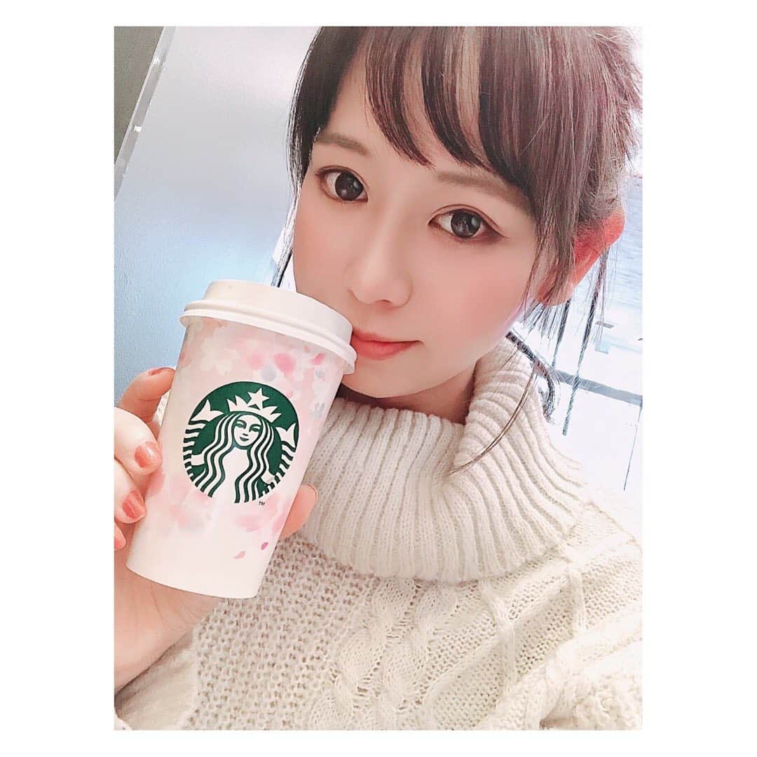 小河結香のインスタグラム：「3月ですって🌸 あっという間にコロナ1周年ですね✋ 全くめでたくはないけど 皆さん楽しく健やかに行きましょ🥰 #3月ですね #小春日和 #スタバ #スタバ新作 #期間限定に弱い #スタバ女子」