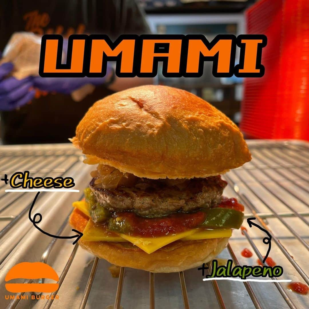 umamiburgerjpnさんのインスタグラム写真 - (umamiburgerjpnInstagram)「. 🍔UMAMI🍔 おすすめトッピング😎  ＋Cheese ＋Jalapeno  チーズとハラペーニョをトッピングしてウマミをHOTなハンバーガーにカスタマイズしましょう👍🔥👍🔥👍  今日は天気も良く、気温の暖かいので 公園でランチなんて素敵じゃないでしょうか💁🏻‍♀️  ぜひお近くのUMAMI  BURGERへ🏃🏻🏃🏻‍♀️  #umamiburger #umamiburgerjapan #umami #うまみ #南町田グランベリーパーク #hot #cheese #jalapeno #トッピング #カスタマイズ #公園ランチ #テイクアウト #uber」3月1日 11時24分 - umamiburgerjpn