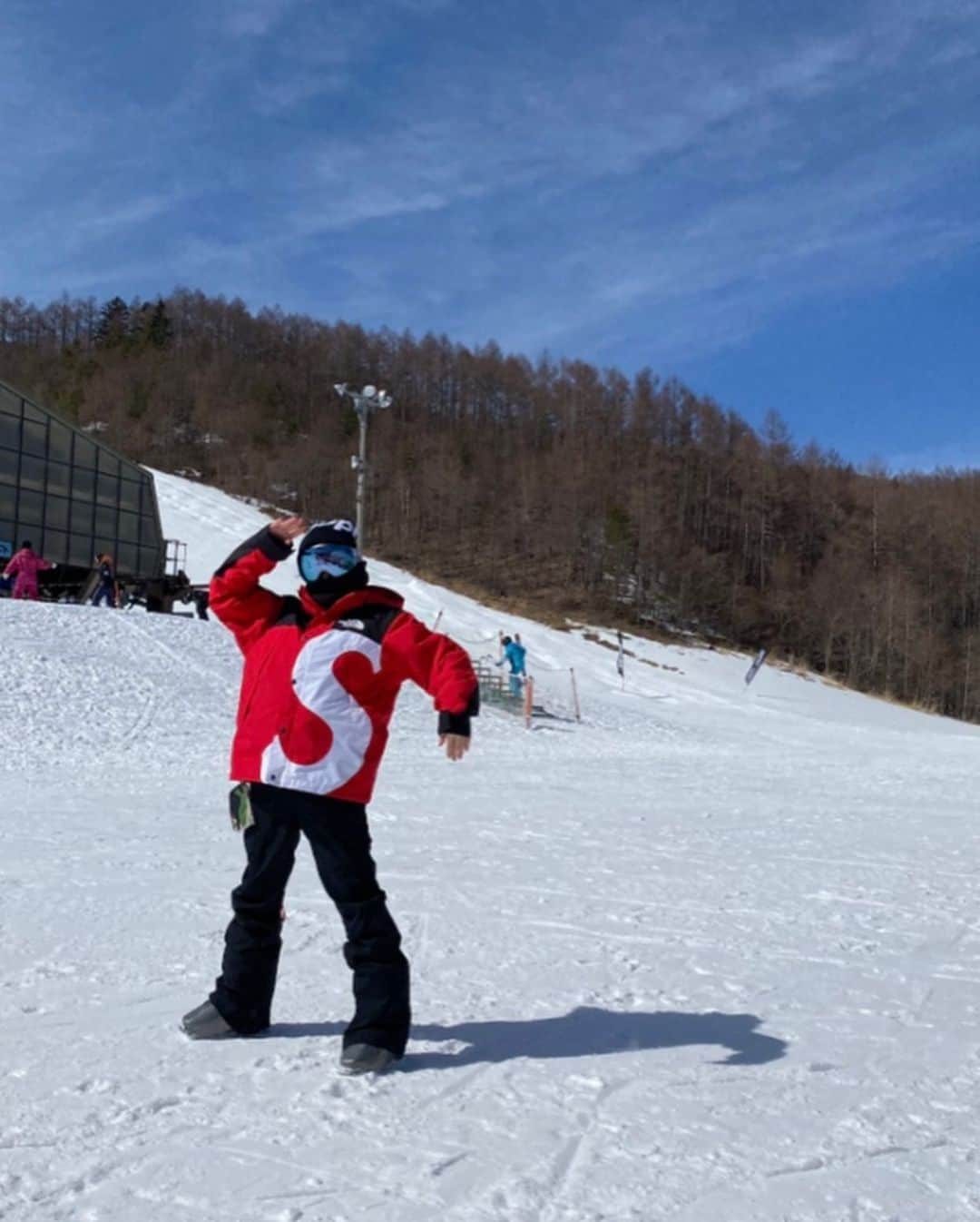 加護亜依さんのインスタグラム写真 - (加護亜依Instagram)「春の訪れかなぁ✨ あったかくなってきて嬉しい！  春になる前に、雪山の写真を。 今シーズン、産まれて初めてスキーに挑戦したんです。いつもはスノボなんだけどね🐶  娘達がどんどん上手くなってて お母さん着いていくのに必死でした😣😱 つぐちゃんはあともう少しで滑れるかなぁ。😆」3月1日 11時24分 - ai.1988kg