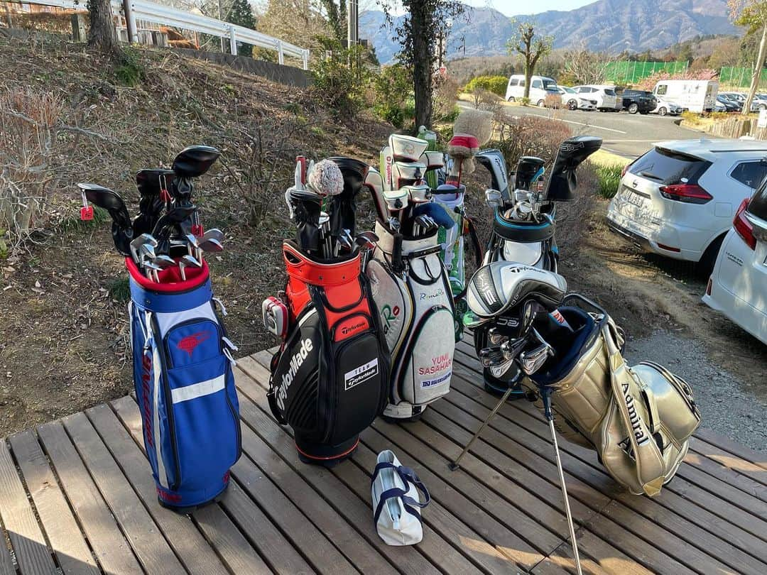 笹原優美さんのインスタグラム写真 - (笹原優美Instagram)「★﻿ 本日3月1日✨﻿ 『Team WADA! Golf Academy』 が開校しました😆⛳️🌸﻿ @team_wada_golf_academy ﻿ ﻿ 昨日はプレオープン内覧会！！﻿ TeamWADAの吉永竜と私、﻿ そして今後このアカデミーでイベントや﻿ レッスンを行う竹内美来プロも来てくれました🤗✨﻿ ﻿ プレオープンに来てくださった皆さんと一緒に﻿ 天然芝からのアプローチ練習、﻿ バンカー練習、パッティング練習を45分間。﻿ ショットの練習を45分間。﻿ 最高の練習環境で充実した楽しい時間を過ごせました🥰💚﻿ ﻿ 私も今後ここでレッスンイベントを開催したり、﻿ ファンクラブ「You&Me」の皆さんと 一緒に﻿練習できるような時間を作っていきたいと思っているので﻿ 楽しみにしていてください🙏💓﻿ ﻿ -＊-＊-＊-＊-＊-＊-＊-＊-＊-＊-﻿ ﻿ 場所は、神奈川県の﻿ 「大相模ゴルフスポーツガーデン」﻿ (旧ASCゴルフ練習場)です⛳️﻿ 大相模カントリークラブに併設しています✨﻿ ﻿ ヘッドプロの和田泰朗 @hiroaki_wada が﻿ この国にはまだないゴルファーの楽園を作ります！！﻿ 現在はゴルフ場・練習場ともに、﻿ まだまだ改装中ですが、徐々に変化していく過程も含めて﻿ ぜひ今後の展開にご期待ください😄🌼﻿ ﻿ そしてアカデミーのコンテンツも﻿ これからどんどんグレードアップしていきますので、﻿ 「一緒に楽しみたい！」という方は﻿ 下記URLより「会員登録」(無料)をしておいてください💡﻿ 今後のイベントについて最速で受け取ることができます💌﻿ https://appy-epark.com/users/mypage/index.php﻿ 店舗ID　011188﻿ ﻿ -＊-＊-＊-＊-＊-＊-＊-＊-＊-＊-﻿ ﻿ ⛳️Team WADA! Golf Academy講師人⛳️﻿(50音順) ﻿ #青木翔 @aoki.sho  言わずと知れた渋野日向子プロのコーチ﻿ #新井淳 @araijun1515  座間市でレッスンスタジオを主宰。YouTubeは6万人登録を突破﻿ #上田栄民 @eimin36  2019年日本プロゴルフ協会ティーチングプロアワード最優秀賞受賞﻿ #楠本彩乃 @ayagolf_14  白金台女子ゴルフ部などで活躍中のプロゴルファー﻿ #笹原優美 @yumi_sasahara_official  中国・台湾ツアーを主戦場にするプロゴルファー﻿ #須藤寛幸  大相模カントリークラブで育った、大相模を知りつくすティーチングプロ﻿ #竹内美来 @takeuchi1226mirai  ゴルフサバイバルや激芯ゴルフで活躍中のプロゴルファー﻿ #藤本敏雪 @fujimonti  日本で唯一GGスイングの極意を知る「 #フジモンティ 」﻿ #和田泰朗 @hiroaki_wada  大相模ゴルフツスポーツガーデン・ヘッドプロ﻿ ﻿ Team WADA! Golf Academyで﻿ 皆さまにお会いできるのを楽しみにしております😆💖﻿ ☁️﻿ ☁️﻿ #TeamWADAGolfAcademy #TeamWADAゴルフアカデミー #ゴルフ#golf#高爾夫#高尔夫﻿ #ゴルフスイング#golfswing﻿ #ゴルフ練習#ゴルフ大好き#ゴルフ上手くなりたい﻿ #ゴルフ男子#ゴルフ女子﻿ #TeamWADA#キープレフト理論 #大相模カントリークラブ #大相模ゴルフスポーツガーデン」3月1日 11時25分 - yumi_sasahara_official