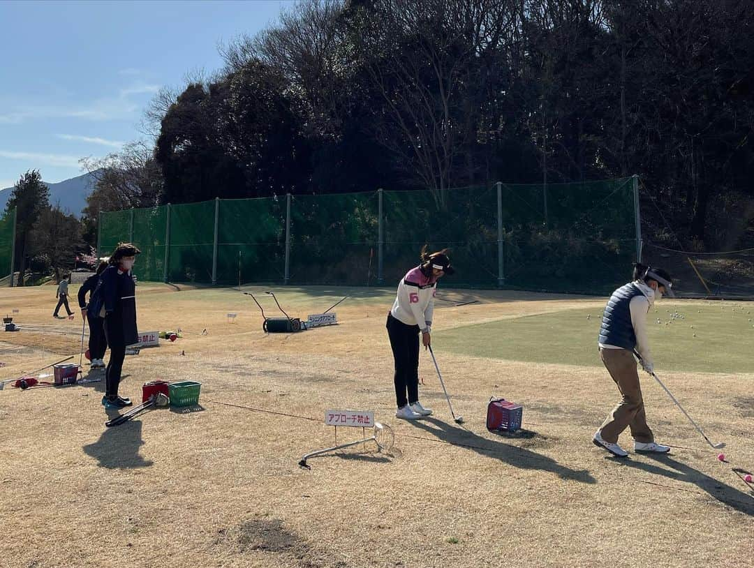 笹原優美さんのインスタグラム写真 - (笹原優美Instagram)「★﻿ 本日3月1日✨﻿ 『Team WADA! Golf Academy』 が開校しました😆⛳️🌸﻿ @team_wada_golf_academy ﻿ ﻿ 昨日はプレオープン内覧会！！﻿ TeamWADAの吉永竜と私、﻿ そして今後このアカデミーでイベントや﻿ レッスンを行う竹内美来プロも来てくれました🤗✨﻿ ﻿ プレオープンに来てくださった皆さんと一緒に﻿ 天然芝からのアプローチ練習、﻿ バンカー練習、パッティング練習を45分間。﻿ ショットの練習を45分間。﻿ 最高の練習環境で充実した楽しい時間を過ごせました🥰💚﻿ ﻿ 私も今後ここでレッスンイベントを開催したり、﻿ ファンクラブ「You&Me」の皆さんと 一緒に﻿練習できるような時間を作っていきたいと思っているので﻿ 楽しみにしていてください🙏💓﻿ ﻿ -＊-＊-＊-＊-＊-＊-＊-＊-＊-＊-﻿ ﻿ 場所は、神奈川県の﻿ 「大相模ゴルフスポーツガーデン」﻿ (旧ASCゴルフ練習場)です⛳️﻿ 大相模カントリークラブに併設しています✨﻿ ﻿ ヘッドプロの和田泰朗 @hiroaki_wada が﻿ この国にはまだないゴルファーの楽園を作ります！！﻿ 現在はゴルフ場・練習場ともに、﻿ まだまだ改装中ですが、徐々に変化していく過程も含めて﻿ ぜひ今後の展開にご期待ください😄🌼﻿ ﻿ そしてアカデミーのコンテンツも﻿ これからどんどんグレードアップしていきますので、﻿ 「一緒に楽しみたい！」という方は﻿ 下記URLより「会員登録」(無料)をしておいてください💡﻿ 今後のイベントについて最速で受け取ることができます💌﻿ https://appy-epark.com/users/mypage/index.php﻿ 店舗ID　011188﻿ ﻿ -＊-＊-＊-＊-＊-＊-＊-＊-＊-＊-﻿ ﻿ ⛳️Team WADA! Golf Academy講師人⛳️﻿(50音順) ﻿ #青木翔 @aoki.sho  言わずと知れた渋野日向子プロのコーチ﻿ #新井淳 @araijun1515  座間市でレッスンスタジオを主宰。YouTubeは6万人登録を突破﻿ #上田栄民 @eimin36  2019年日本プロゴルフ協会ティーチングプロアワード最優秀賞受賞﻿ #楠本彩乃 @ayagolf_14  白金台女子ゴルフ部などで活躍中のプロゴルファー﻿ #笹原優美 @yumi_sasahara_official  中国・台湾ツアーを主戦場にするプロゴルファー﻿ #須藤寛幸  大相模カントリークラブで育った、大相模を知りつくすティーチングプロ﻿ #竹内美来 @takeuchi1226mirai  ゴルフサバイバルや激芯ゴルフで活躍中のプロゴルファー﻿ #藤本敏雪 @fujimonti  日本で唯一GGスイングの極意を知る「 #フジモンティ 」﻿ #和田泰朗 @hiroaki_wada  大相模ゴルフツスポーツガーデン・ヘッドプロ﻿ ﻿ Team WADA! Golf Academyで﻿ 皆さまにお会いできるのを楽しみにしております😆💖﻿ ☁️﻿ ☁️﻿ #TeamWADAGolfAcademy #TeamWADAゴルフアカデミー #ゴルフ#golf#高爾夫#高尔夫﻿ #ゴルフスイング#golfswing﻿ #ゴルフ練習#ゴルフ大好き#ゴルフ上手くなりたい﻿ #ゴルフ男子#ゴルフ女子﻿ #TeamWADA#キープレフト理論 #大相模カントリークラブ #大相模ゴルフスポーツガーデン」3月1日 11時25分 - yumi_sasahara_official