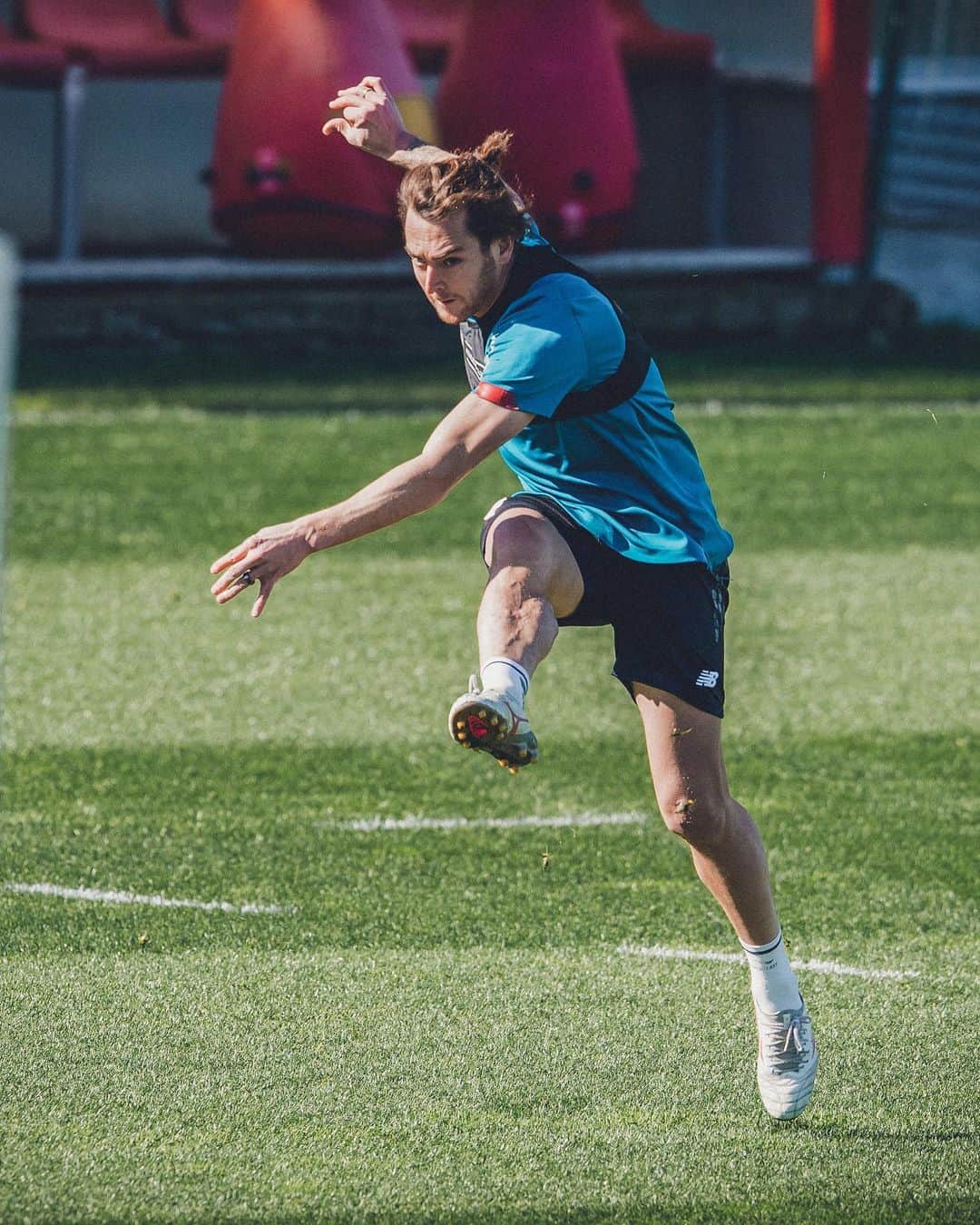 イバイ・ゴメスのインスタグラム：「Terminamos la semana con el primer entrenamiento de cara a la semi-final del jueves 💪🏼 • Aupa @athleticclub ! 🦁🔴⚪️」