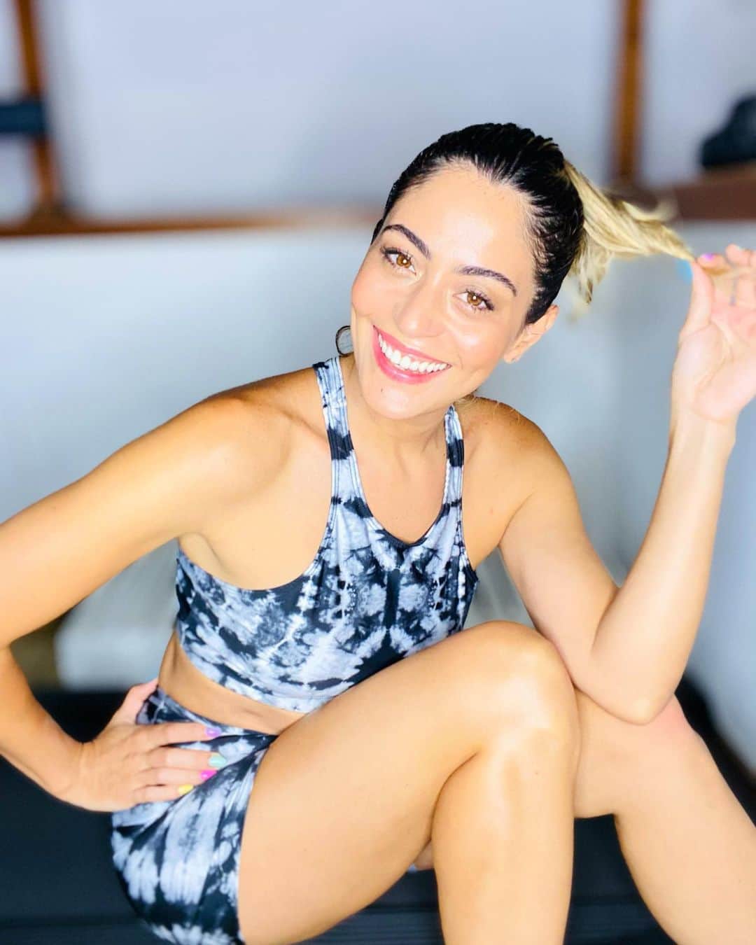 カロウ･カストロさんのインスタグラム写真 - (カロウ･カストロInstagram)「Porque todo dia é dia ! 💪🏽💜 Ainda mais quando o estímulo começa na roupa que você coloca pra fazer exercícios... Por ser tão confortável, estilosa e ainda te deixa BEM em TODOS os sentidos :) Nada como um bom incentivo, não é mesmo? Obrigada @dlkmodas por TANTO!   #DLKlovers #publi」3月1日 6時04分 - castrocarol
