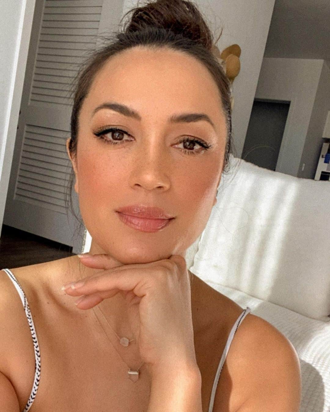 Bianca Cheah Chalmersのインスタグラム：「Eyeliner or no eyeliner? Been playing with all the awesome makeup that @chloemorello gave me last week 😝 — thanks Chlo! Xx」