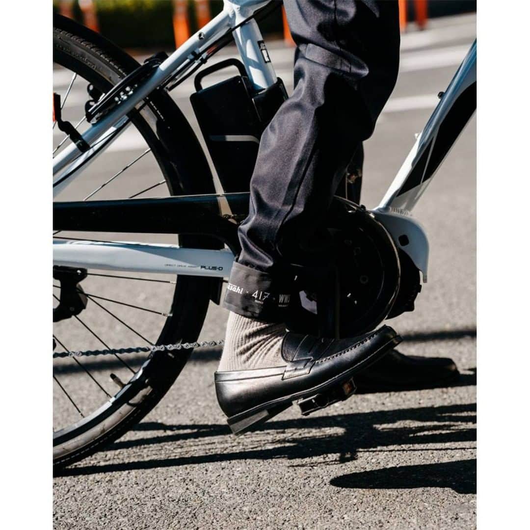 UOMOさんのインスタグラム写真 - (UOMOInstagram)「【オンオフ着回せ�てタフ、洗濯もできる。エディフィスのセットアップが便利すぎる件】  コロナ禍の現在、電車通勤を避け、自転車通勤をする人たちが増えている。そんな人に着用してほしいセットアップが登場。それが、アパレルブランドのWORK WEAR SUIT（通称WWS）と417 EDIFICE (エディフィス)、そして自転車専門店のサイクルベースあさひのトリプルコラボアイテムだ。  毎シーズン発売されている、WWS×417 EDIFICEのセットアップは人気で、多くのおしゃれな大人が愛用している。そして今回は、ここにサイクルベースあさひが加わり、自転車利用者向けにアップグレード！   ジャケット、パンツともに随所に細かなギミックが散りばめられ、“かゆいところに手が届く”仕様に。  詳しくはWEB UOMOで！  #uomo #uomo_magazine #webuomo #417edifice #worwearsuit #asahi #bike #menscasual #fashion #mensfashion #mensstyle #自転車通勤 #ジャケパンスタイル #セットアップスタイル #文化系男子」3月1日 6時00分 - uomo_magazine