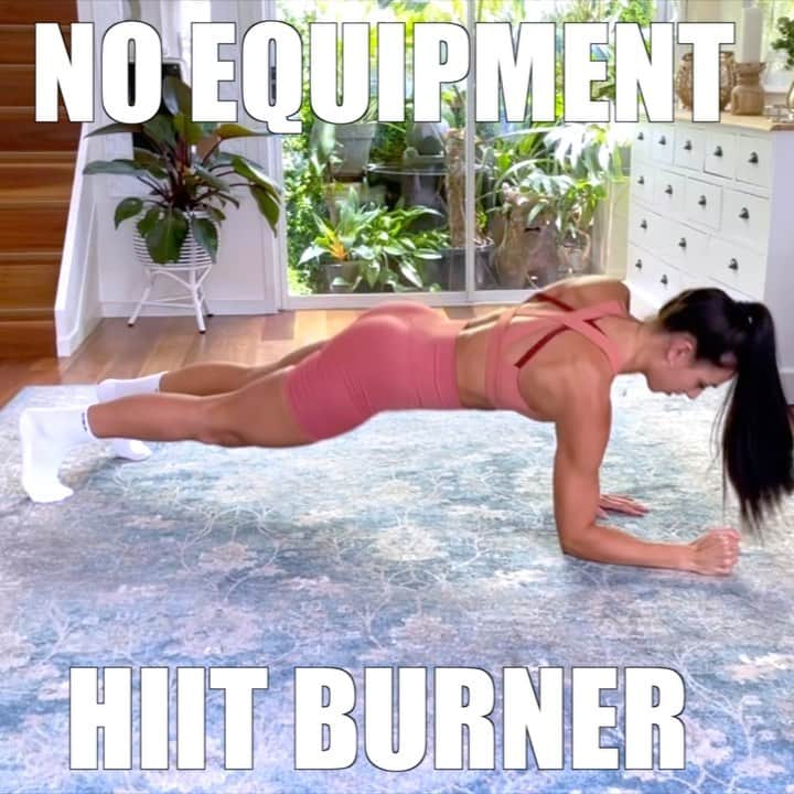 Danielle Robertsonのインスタグラム：「NO EQUIPMENT HIIT BURNER 💪🔥  No equipment, no problem! Today we are getting sweaty at home with this NO EQUIPMENT HIIT BURNER workout!   We are focusing on full body toning and working out for 30 sec on, 15 sec rest (with a 1-2 minute break between sets).   If you are ready to get sweaty… LET’S GET INTO IT! 🙌  WORKOUT  3 SETS  30 Sec: Work 15 Sec: Rest  30 sec Commando Plank 30 sec X Jumps 30 sec Mountain Climbers 30 sec Frog Pumps 30 sec Knee Knee Toe Toe」