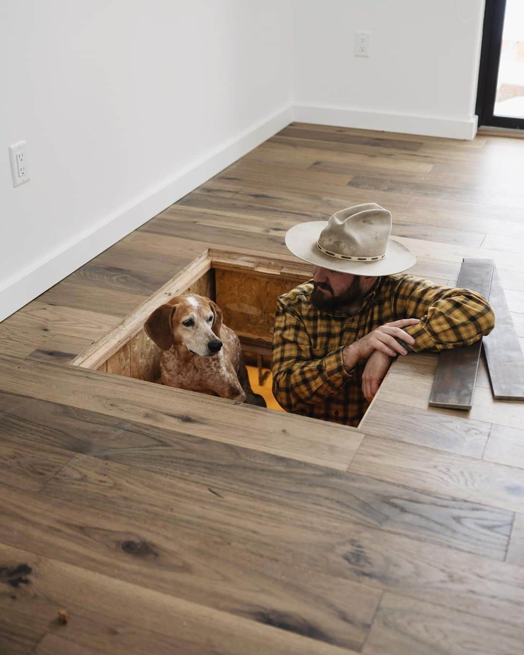 マディさんのインスタグラム写真 - (マディInstagram)「Here’s a little detail of my crawl space hatch on my house build that I’m v proud of but haven’t shared yet. It’s difficult to fully articulate how important it’s been to focus on building something with my hands but my well is full ✨⁣ ⁣ The steel support cross beams are a bit overkill but it all fits together v tidy and I love it.」3月1日 6時14分 - thiswildidea