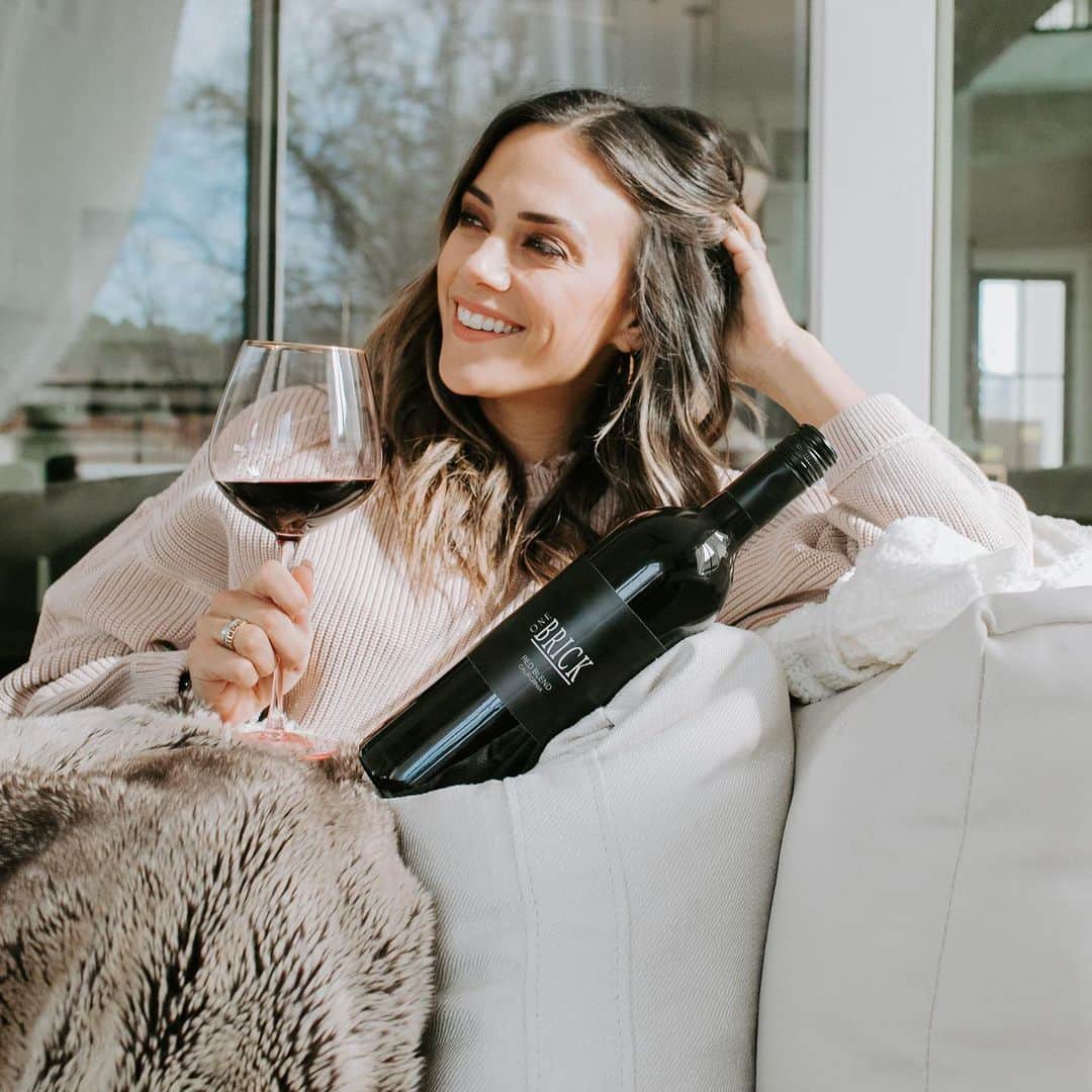 ジャナ・クレイマーのインスタグラム：「Want to be a part of the club??? Well, the Brick house wine club is HERE!!!! Quarterly shippments, free shipping, 10-15% off, access to VIRTUAL EVENTS with me, new wines before anyone else AND limited release wines to the club! (If you want to buy more wine then shipping is only $5 after that). Have more questions??? Comment below and can’t wait to see y’all soon at our first event! @onebrickwine」