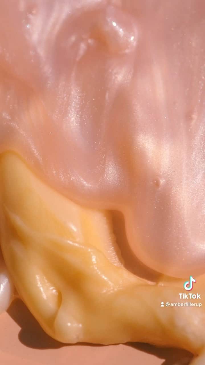 Amber Fillerup Clarkのインスタグラム：「Bought a macro lens to take texture shots of @daehair and it went like...」