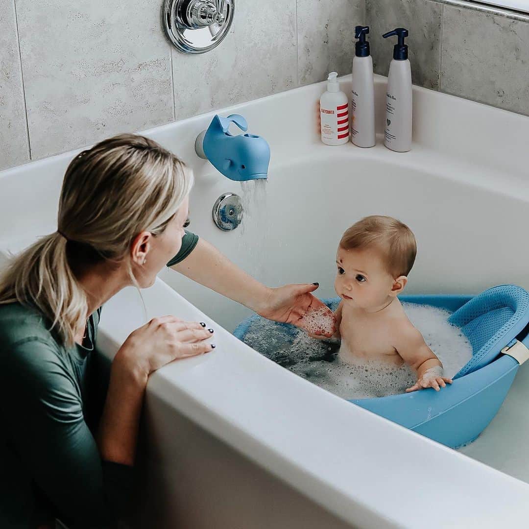 Skip Hopさんのインスタグラム写真 - (Skip HopInstagram)「We whaley love this cute #bathtime with @city.peach and our MOBY® must-haves! 🐳💙  #bathtimemadebetter #splishsplash #babytub #skiphop」3月1日 6時16分 - skiphop